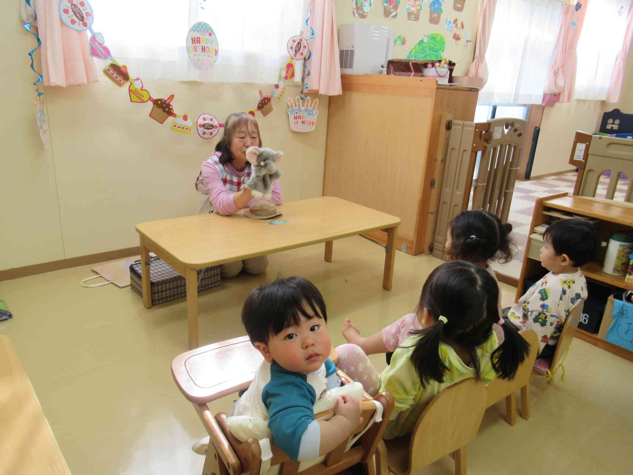 保育者の出し物に釘付けでみていました。