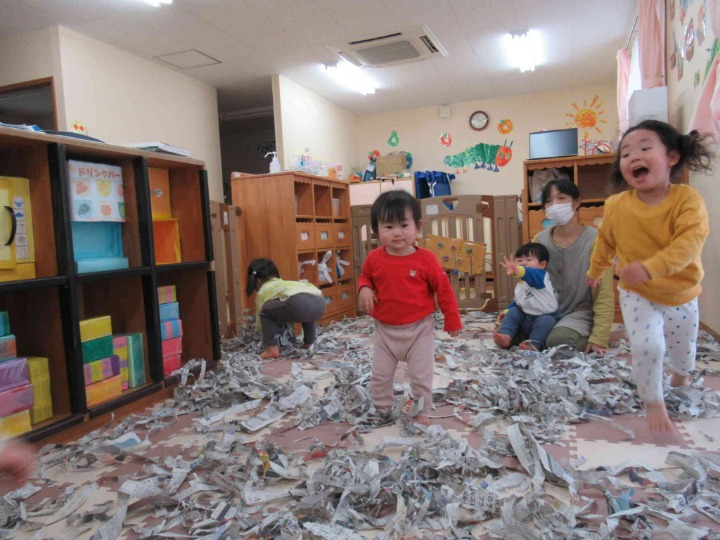 新聞紙のプールの完成