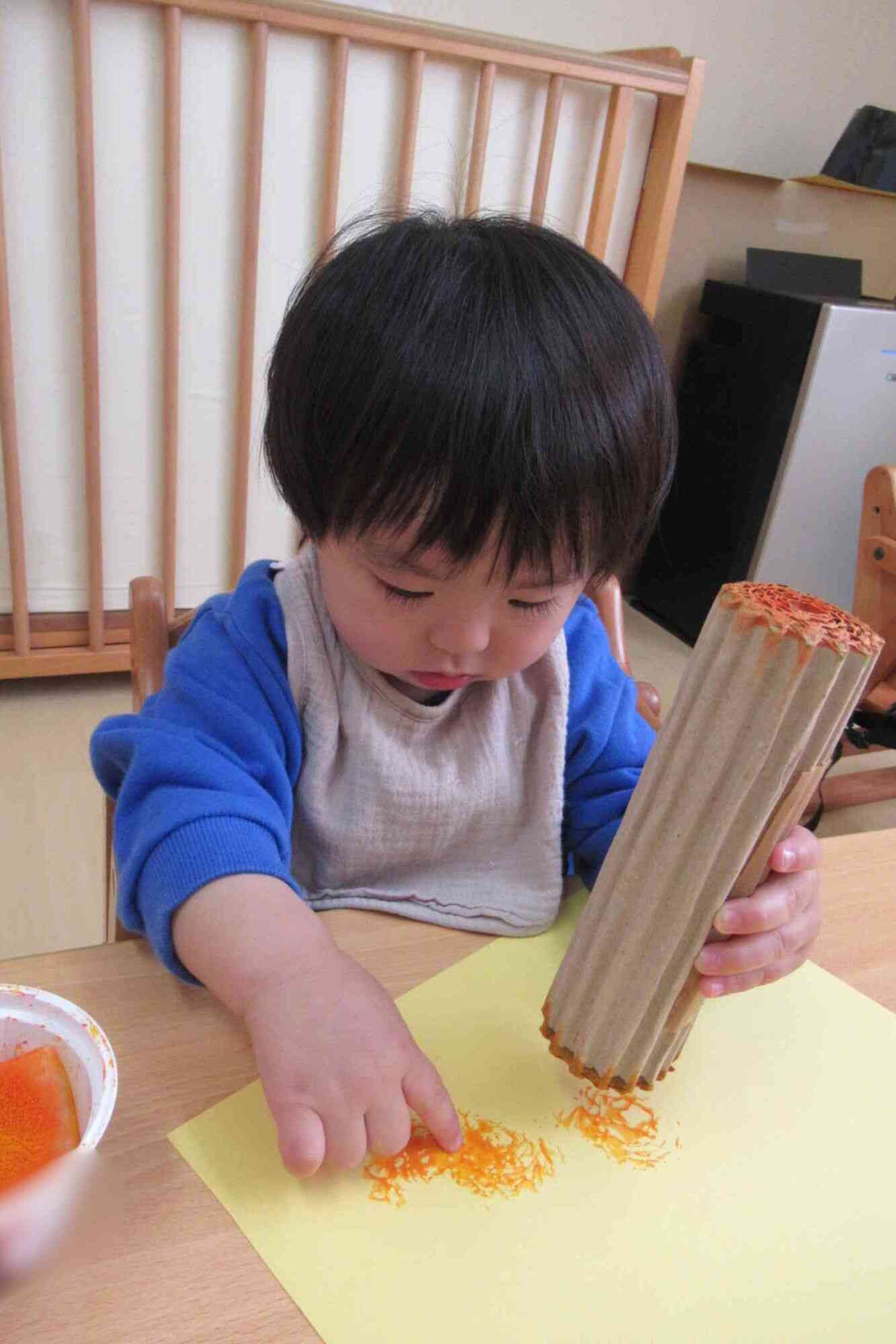 出来た模様が気になって触ってみている子もいましたよ。