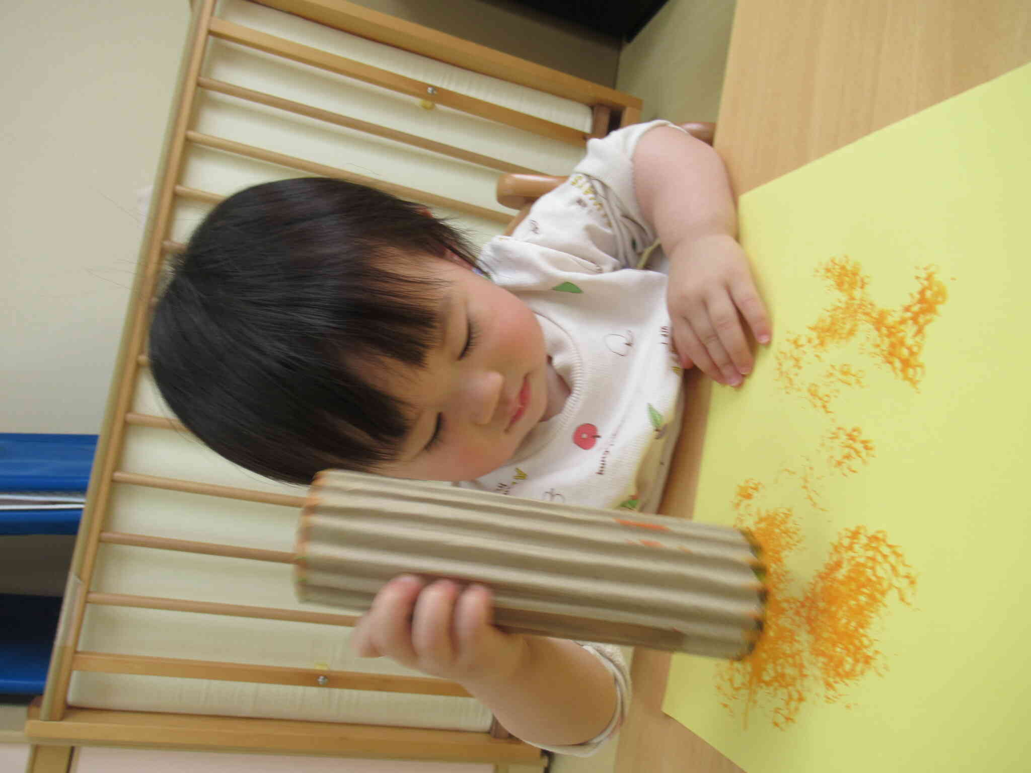絵の具をつけるのも一人で上手にできました！