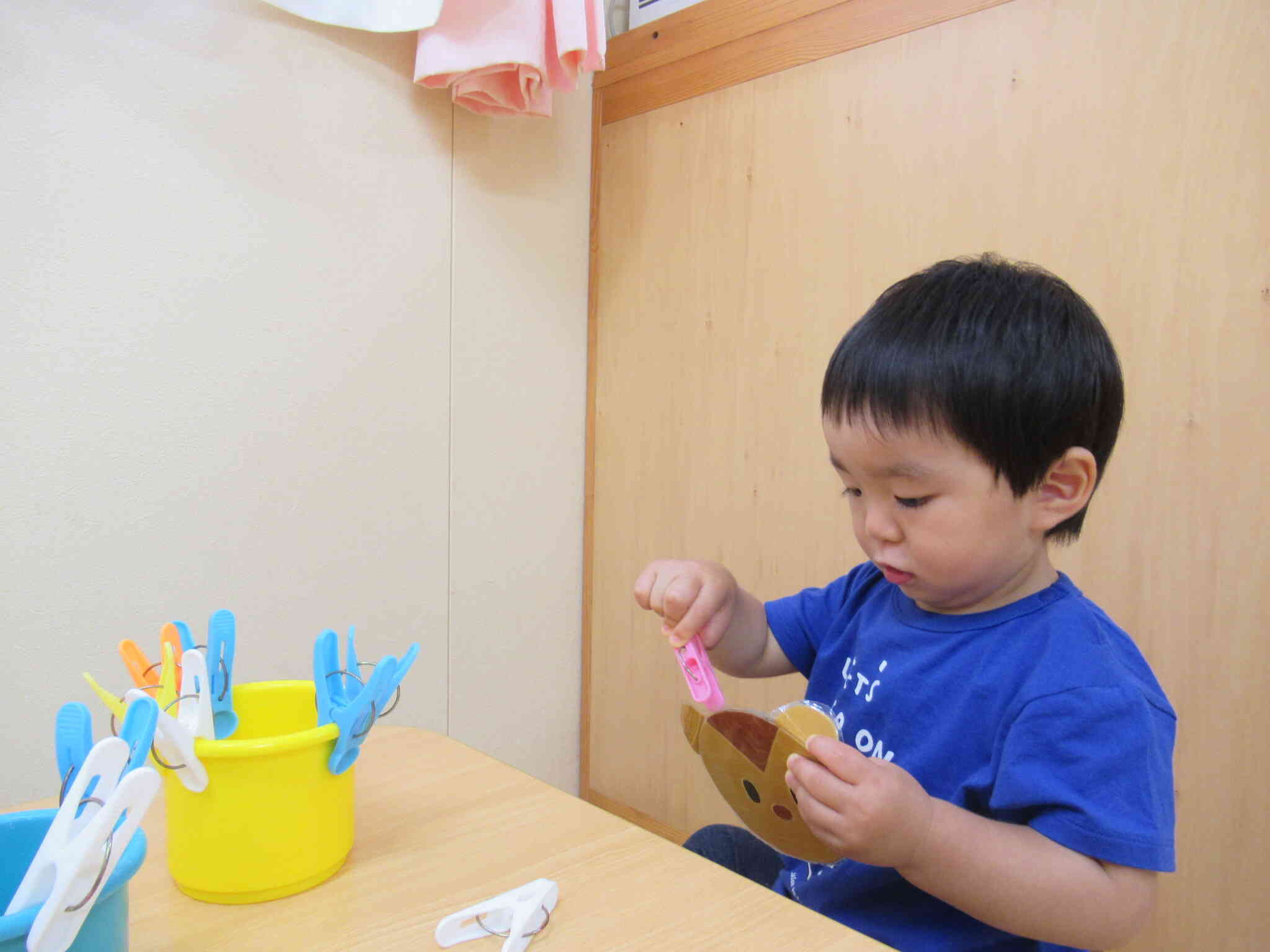 洗濯ばさみ遊び（1歳児）
