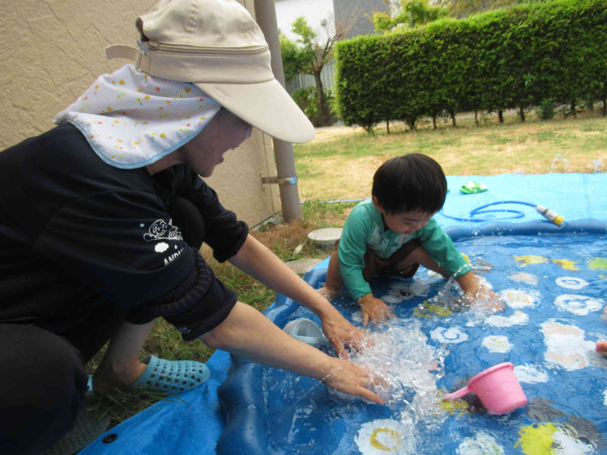 保育者と一緒にバシャバシャバシャ！