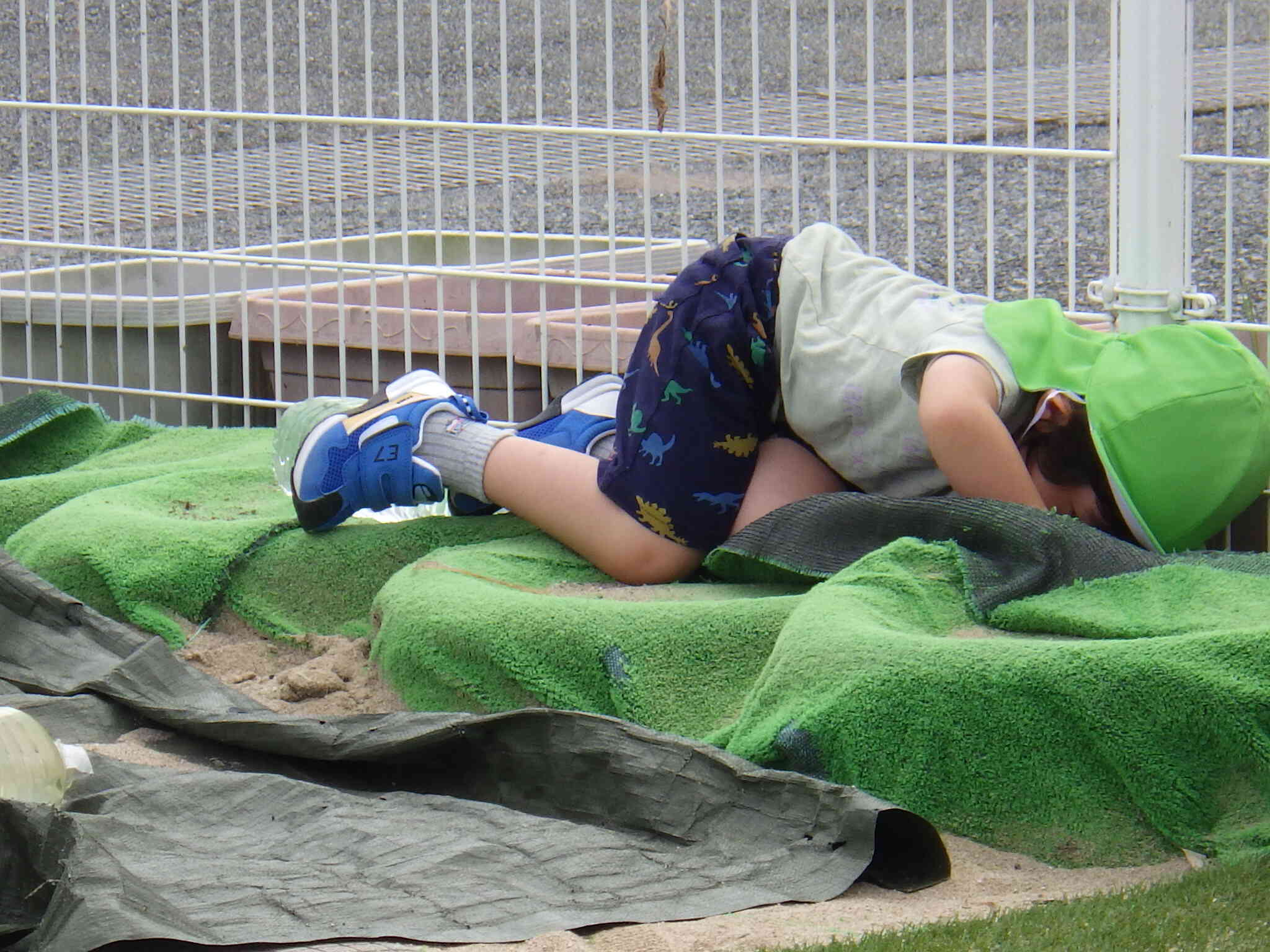 食後はカタツムリ探しに夢中のお友達でした。