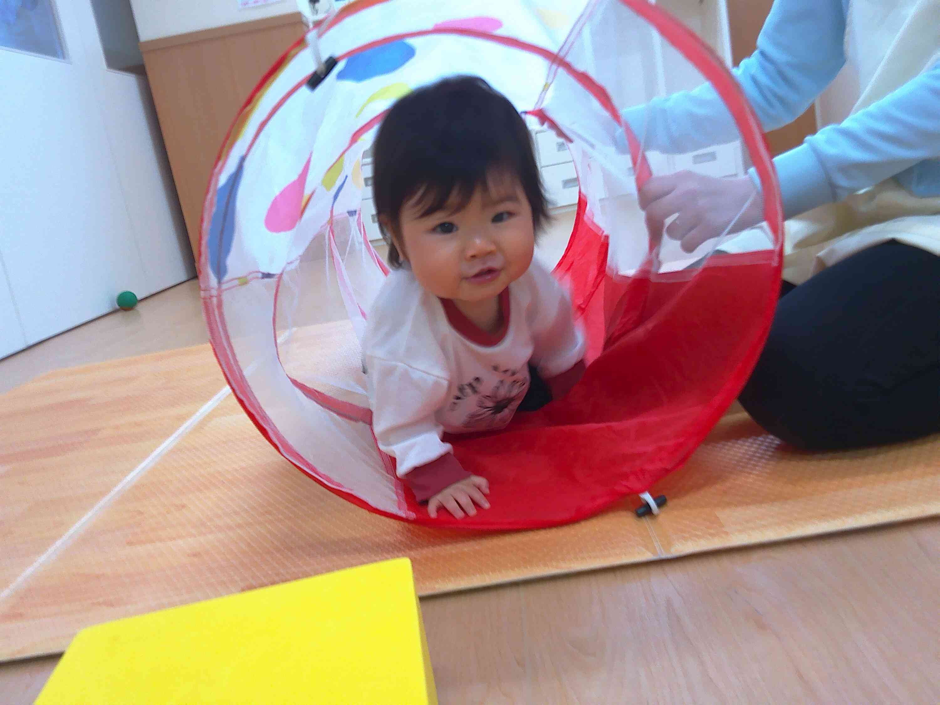 お部屋での遊びの様子☆トンネルくぐれたね！