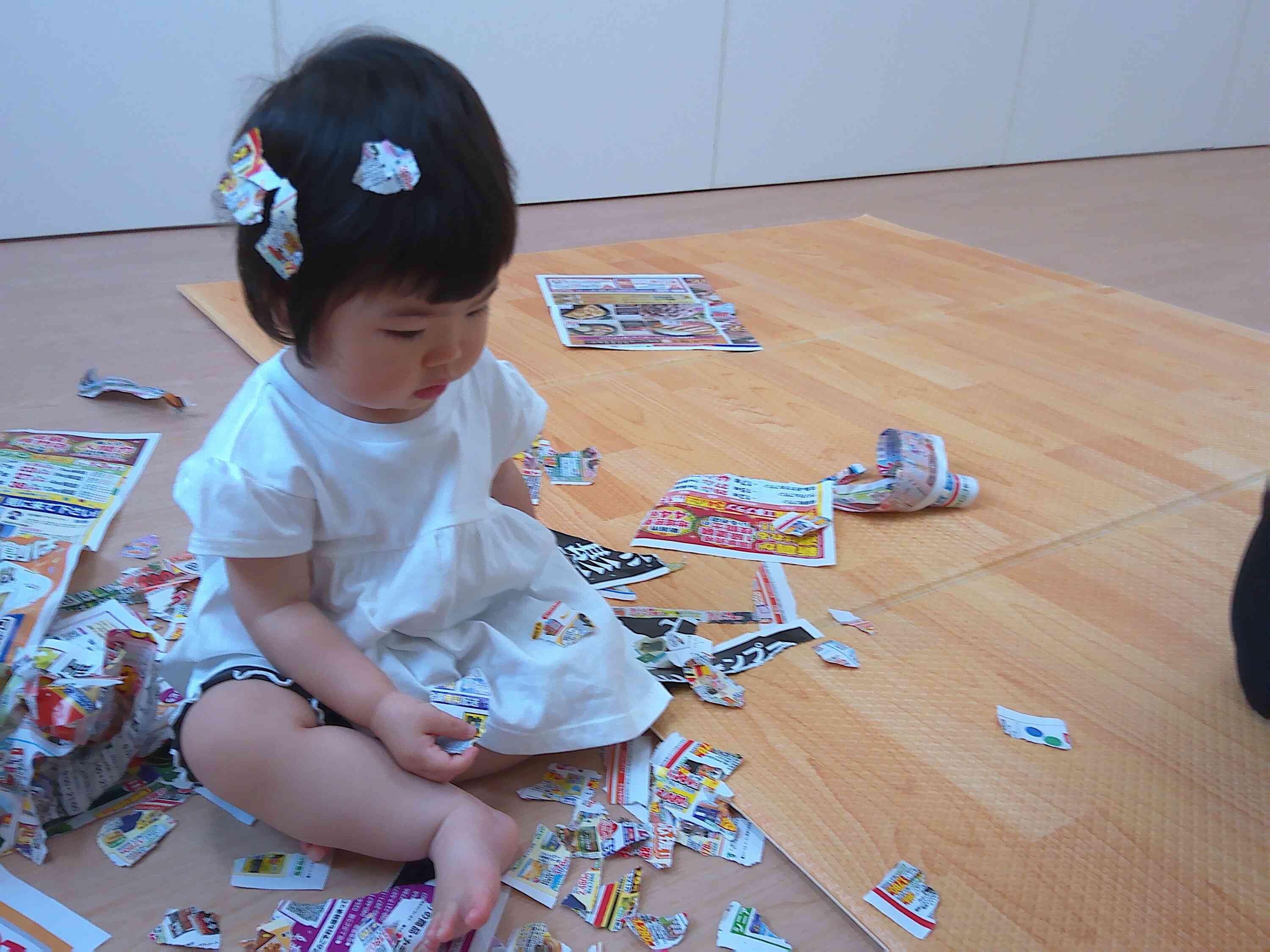 新聞紙で遊んだよ!