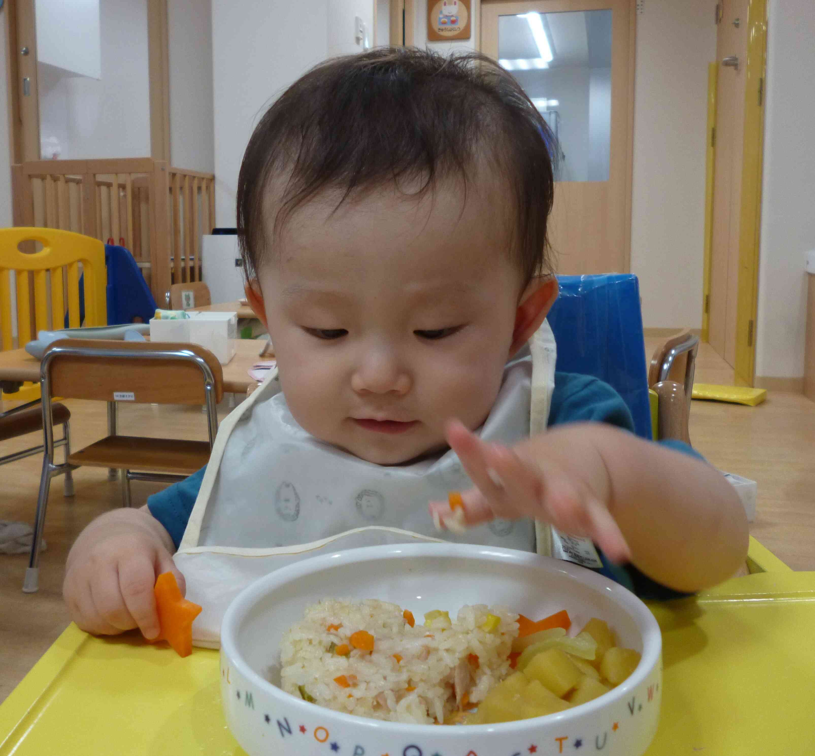 手づかみ食べ頑張ってるよ！
