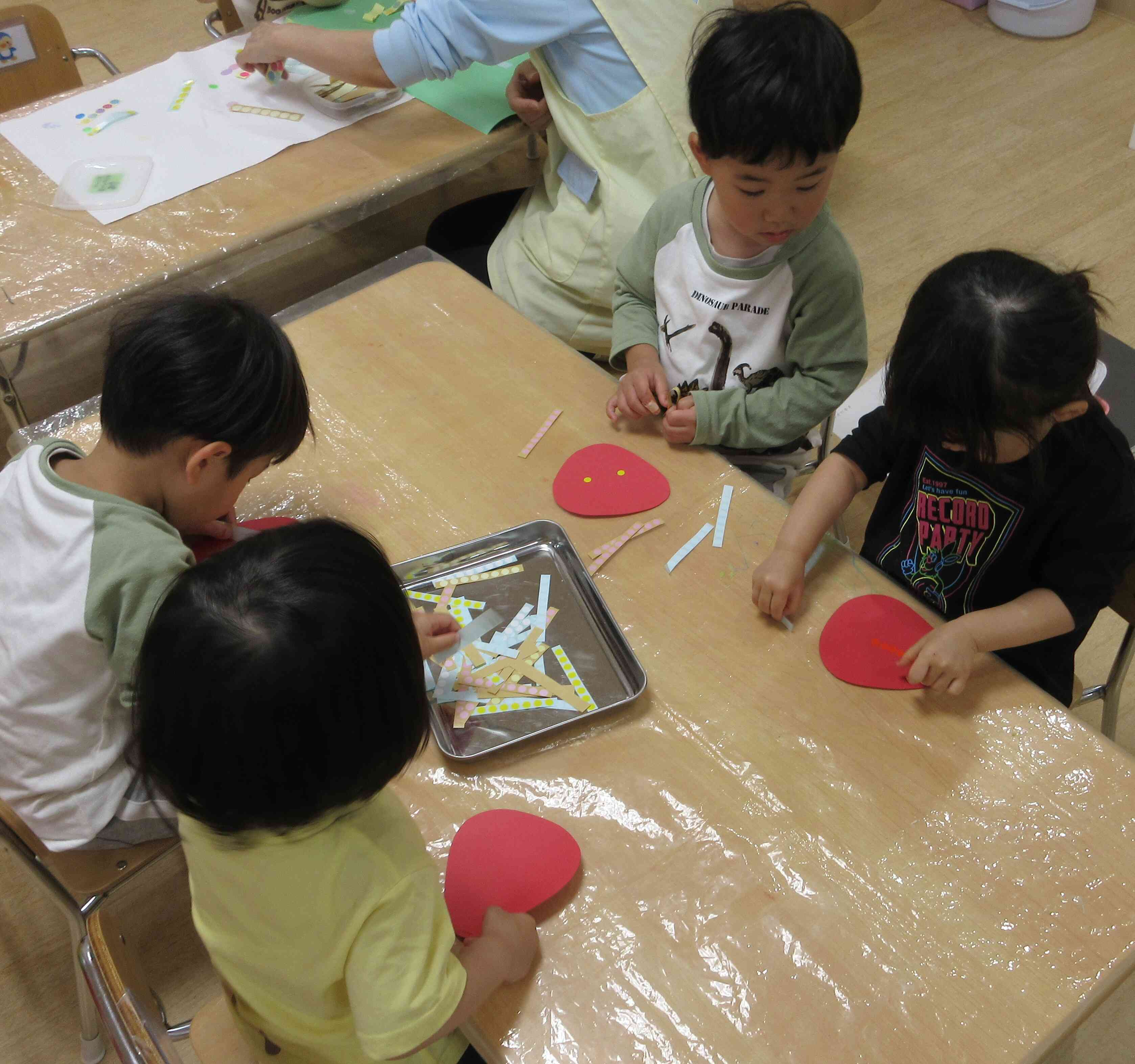 5月に飾る玄関製作は「いちご」でした!
