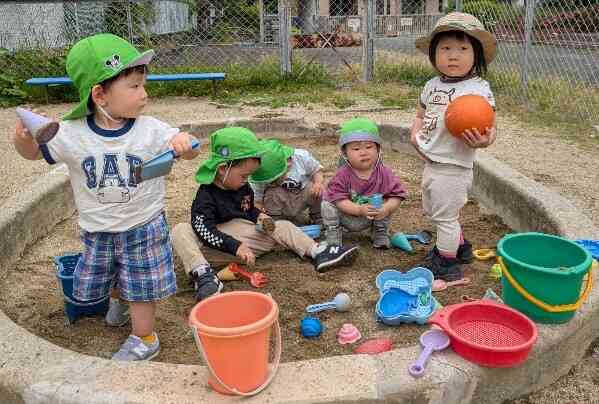 １歳児あひる組さんのある日の散歩の様子♪