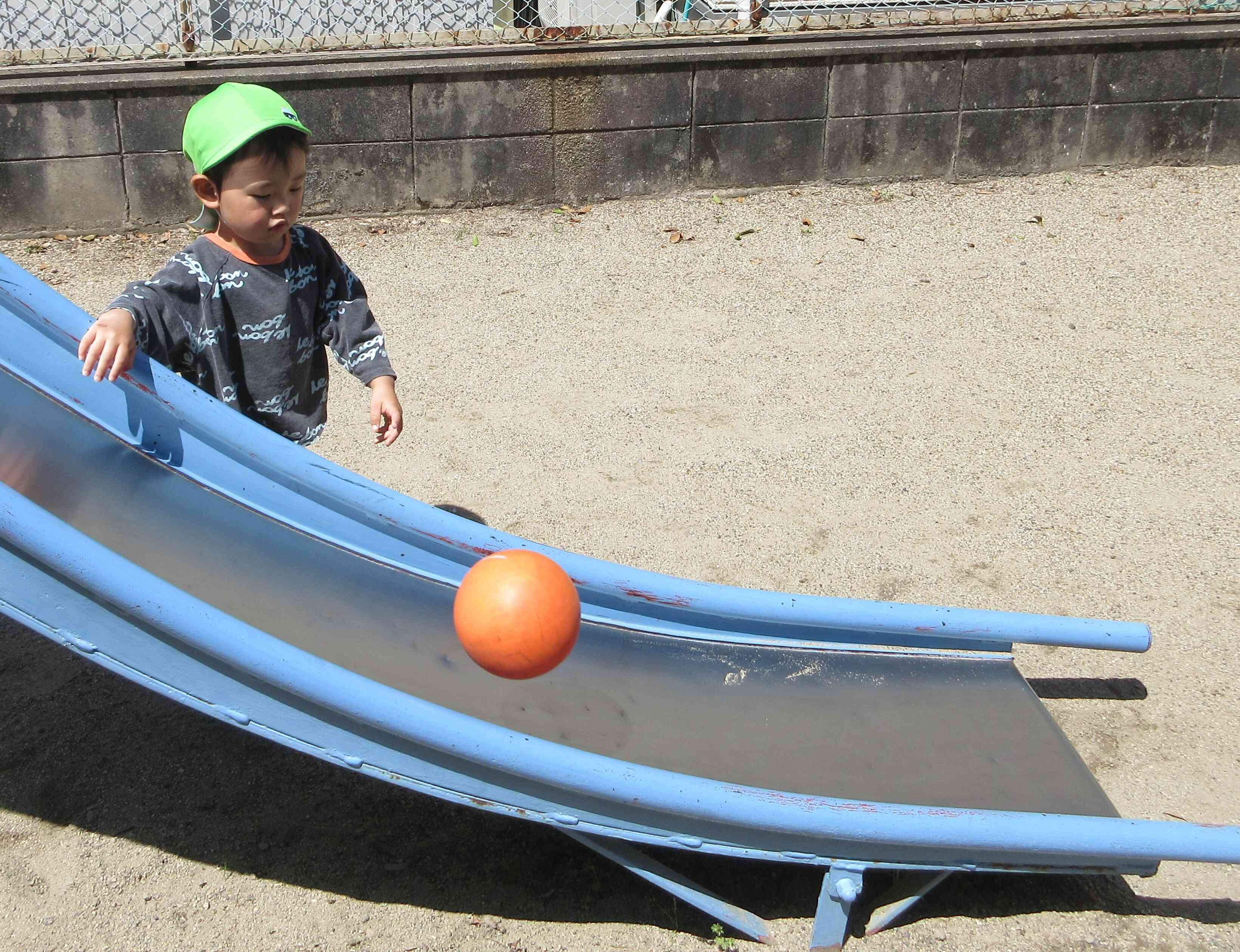 （１・２歳児クラス）タイヤ公園で遊んだよ☆