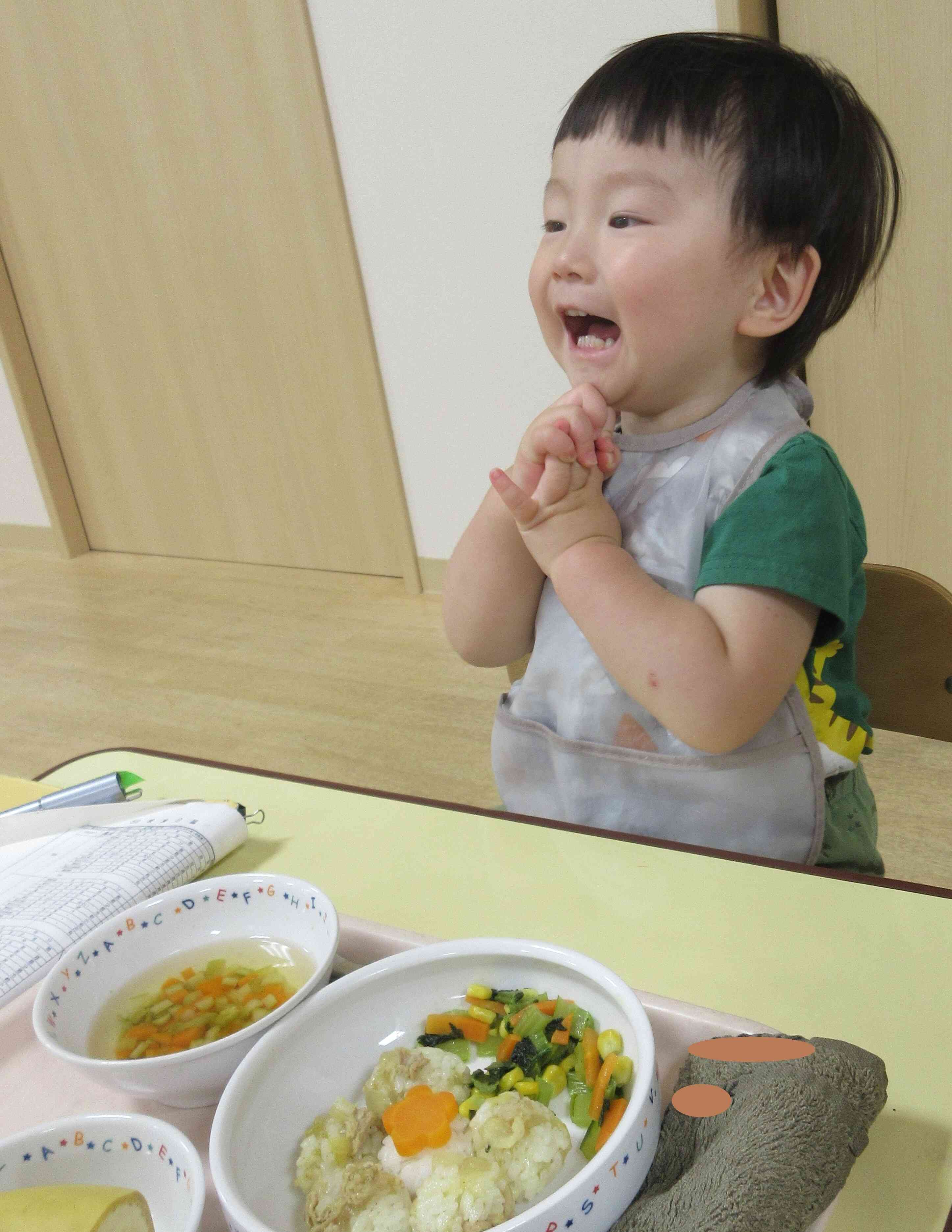 たくさん遊んだ後の給食時間♡