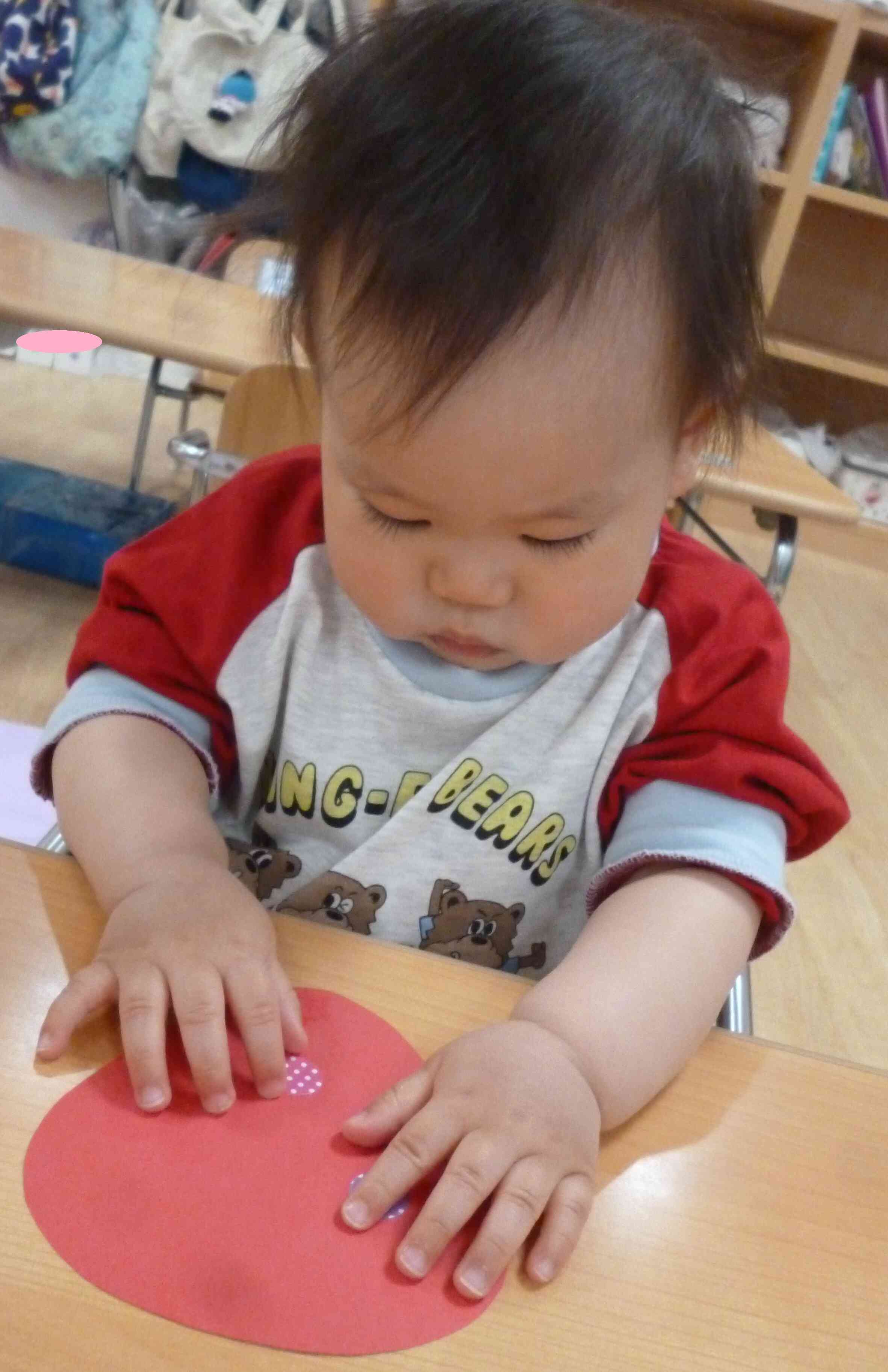 保育者と一緒に、ぺったん！