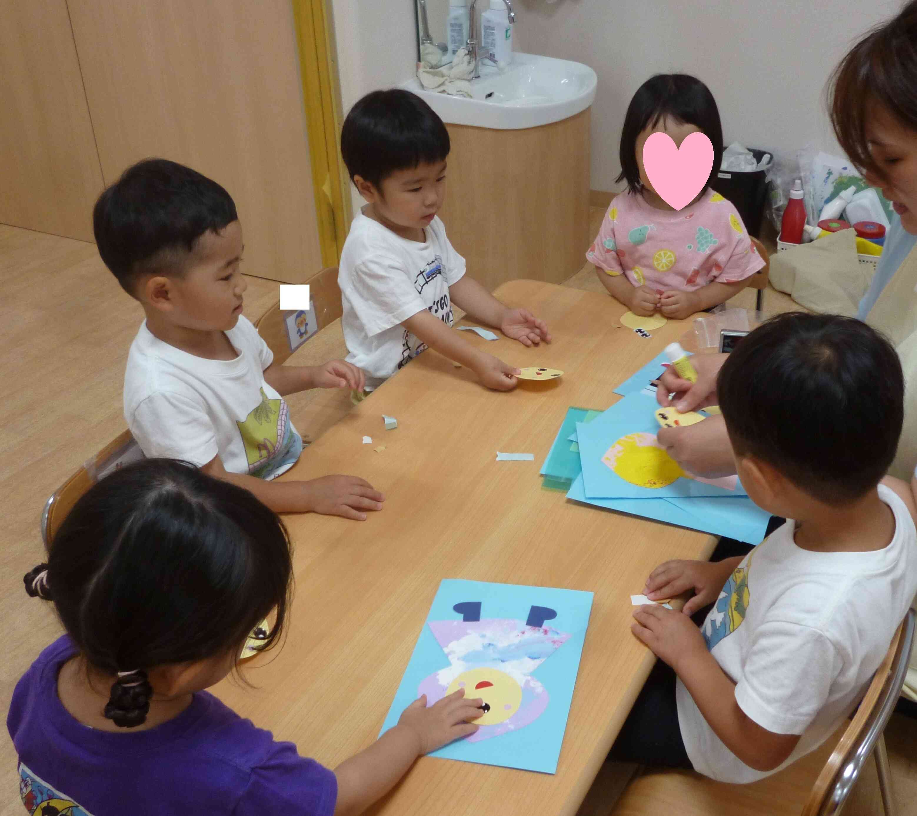 「○○ちゃんもつけて～！」貼り付けはみんなとってもワクワクした様子でした♪