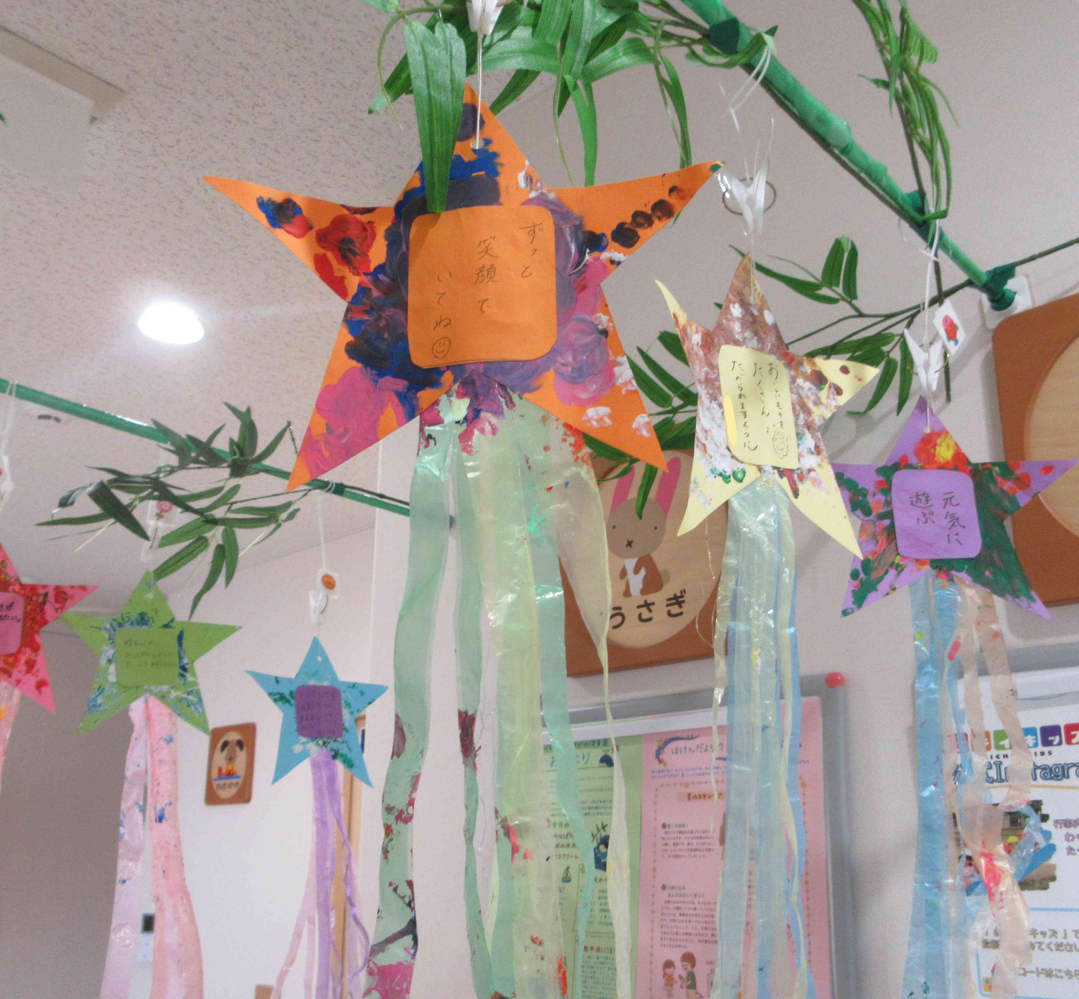 七夕の製作風景　～1歳児あひる組～