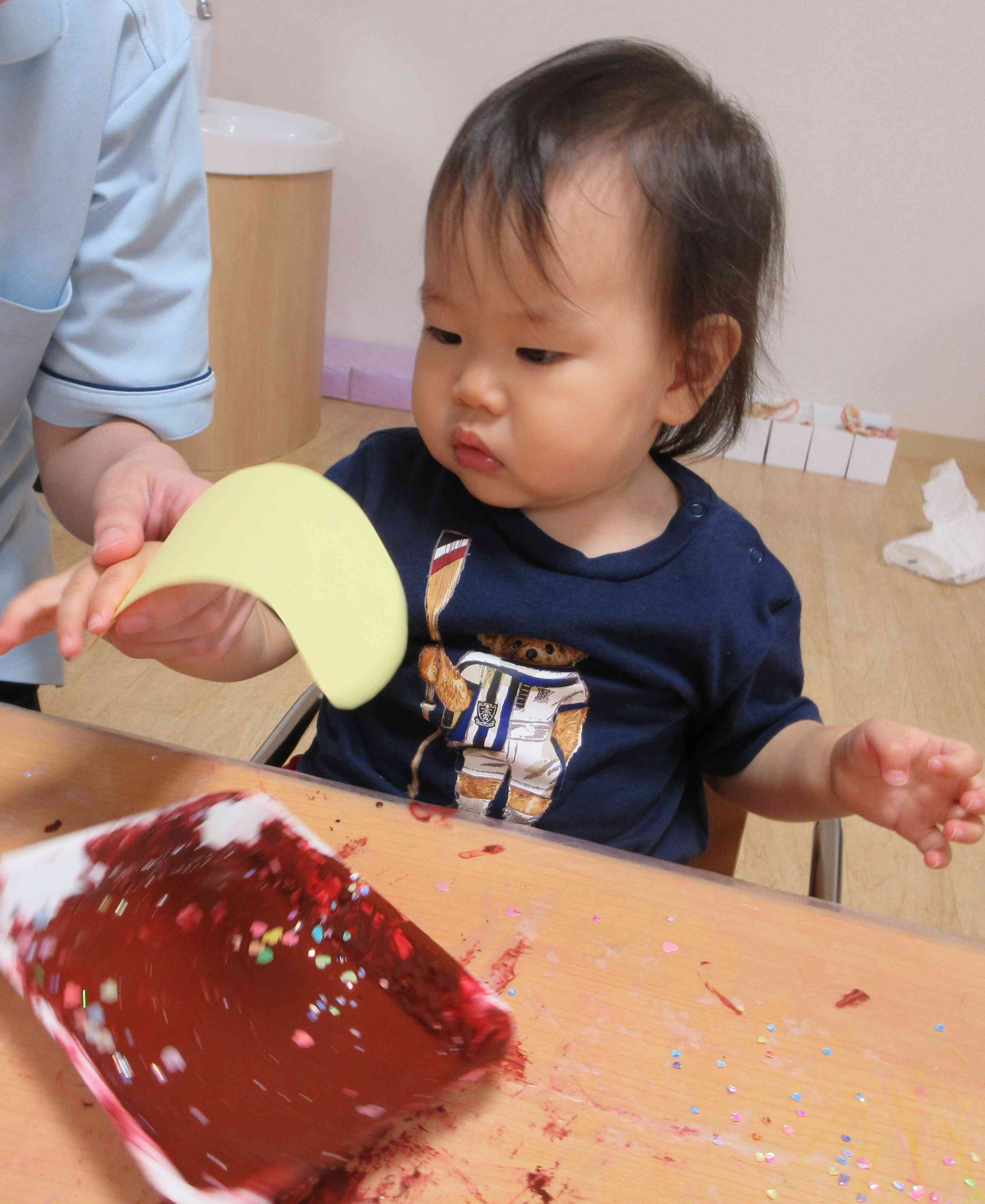 1歳児あひる組　チョコバナナ製作 