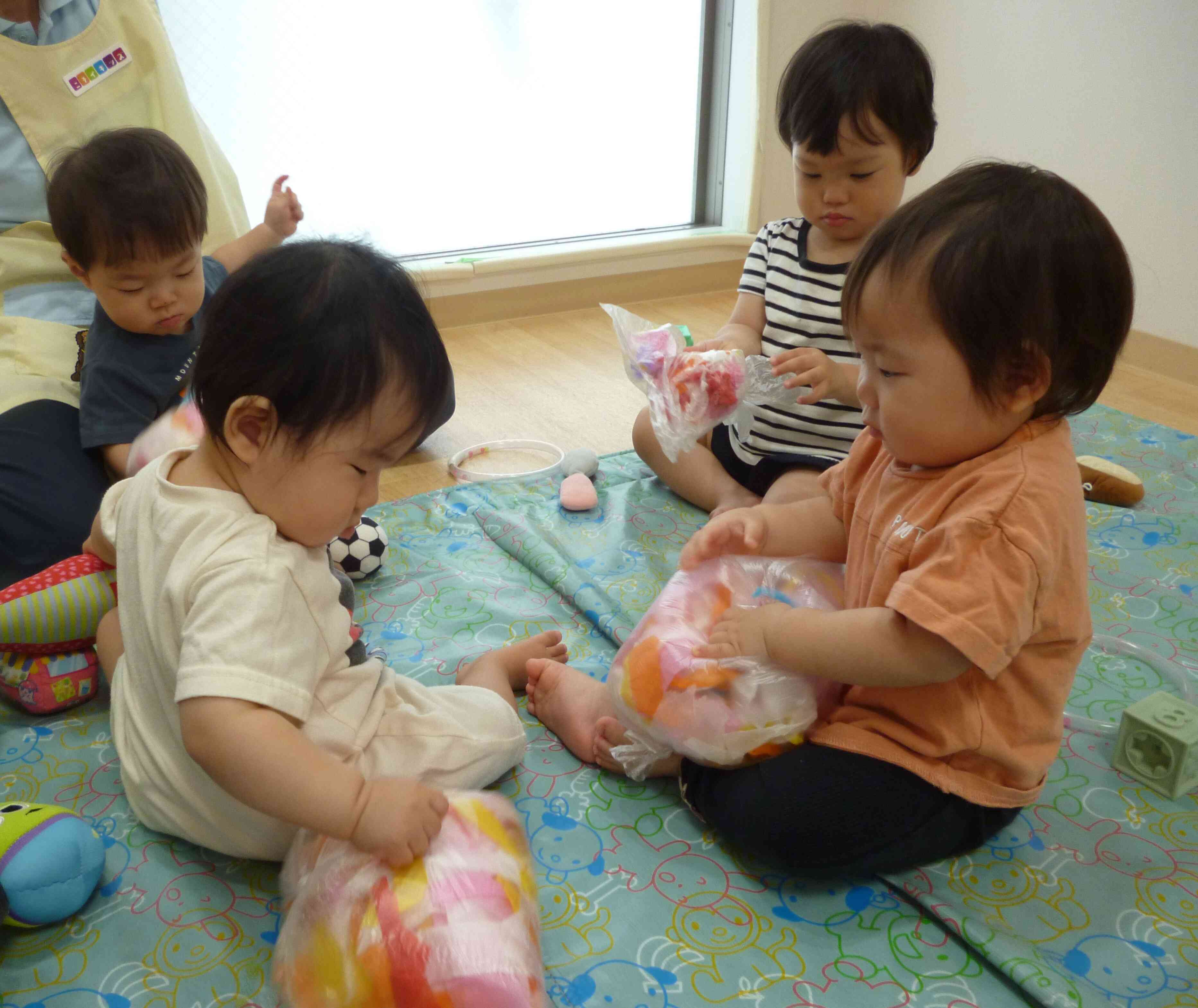 もみもみ！どれにする～？１・２歳児さんが作った花紙おばけを貸してもらってみんなでプレゼント交換のようにしていたね♪