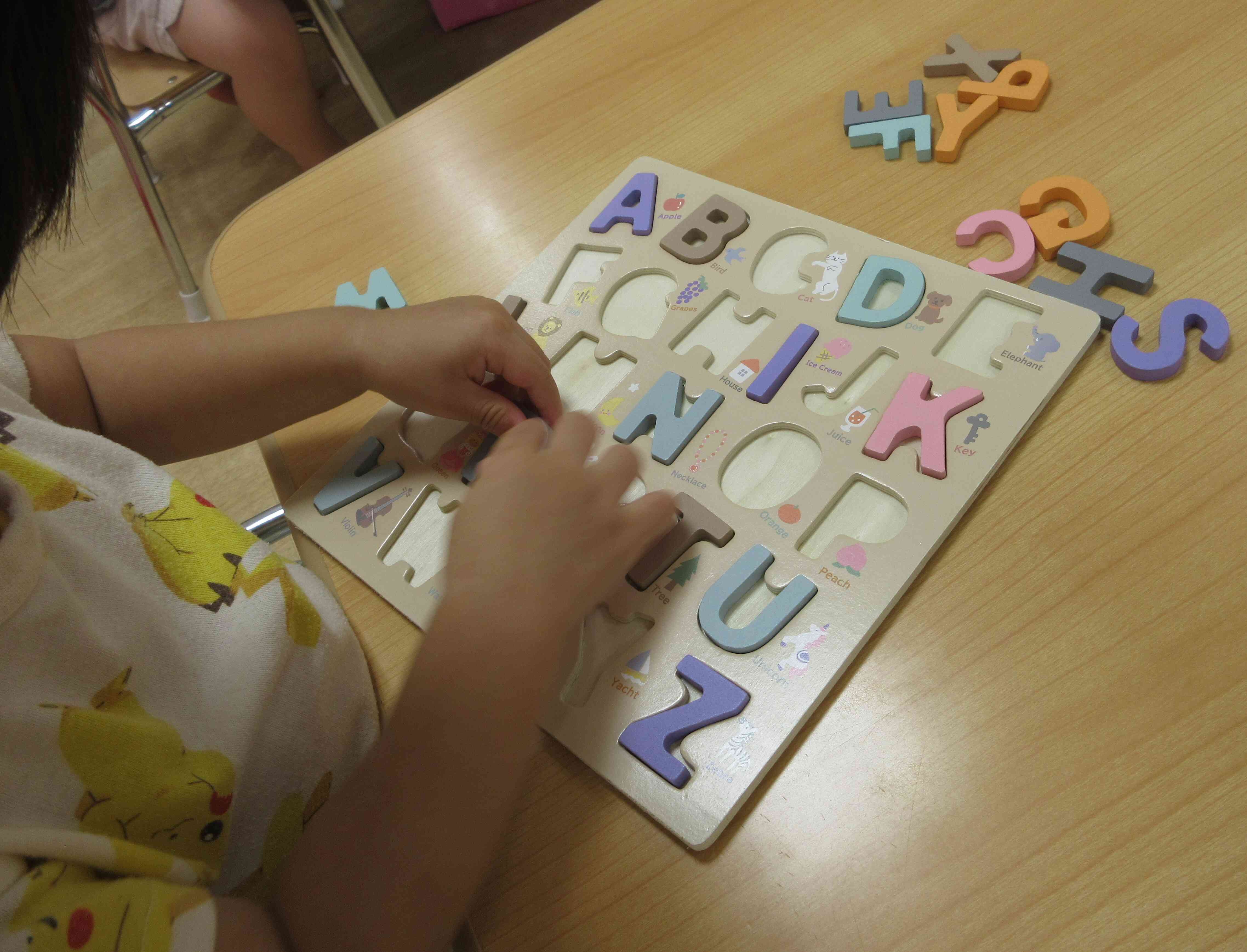 ピースの多いパズルにも挑戦する１歳児さん☆