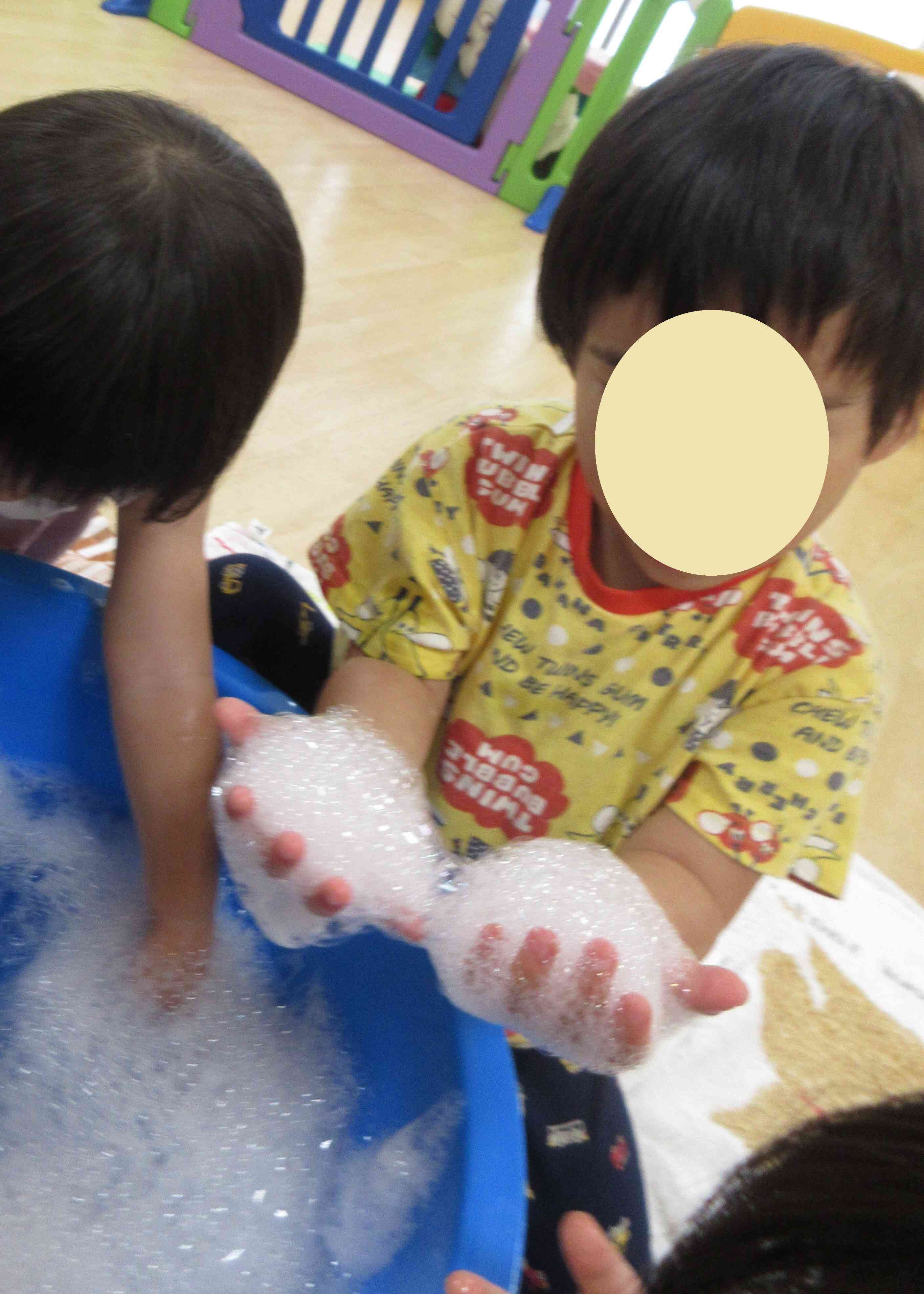 両手ですくって…ほら、たくさん！！