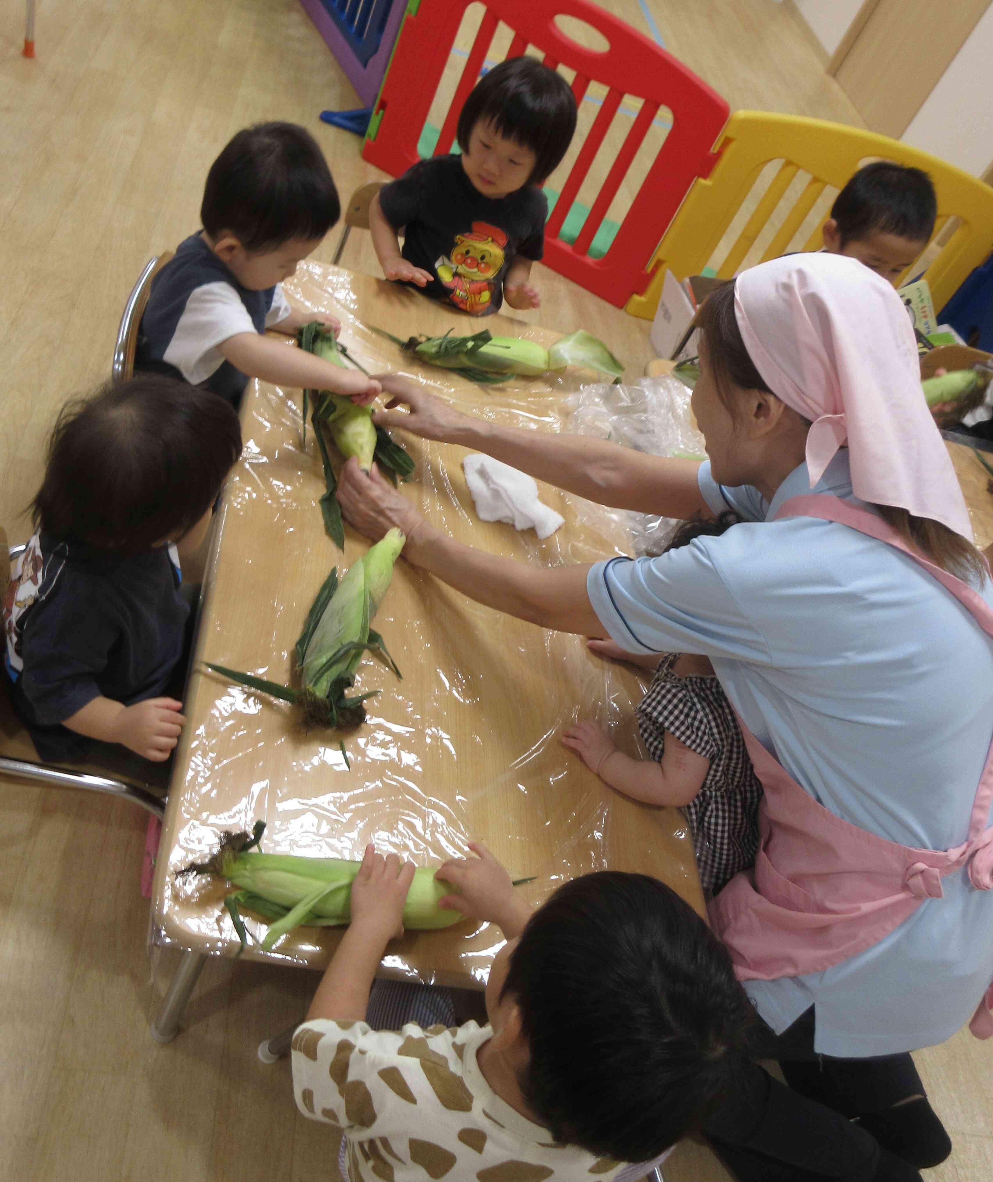とうもろこしの皮むきに挑戦！