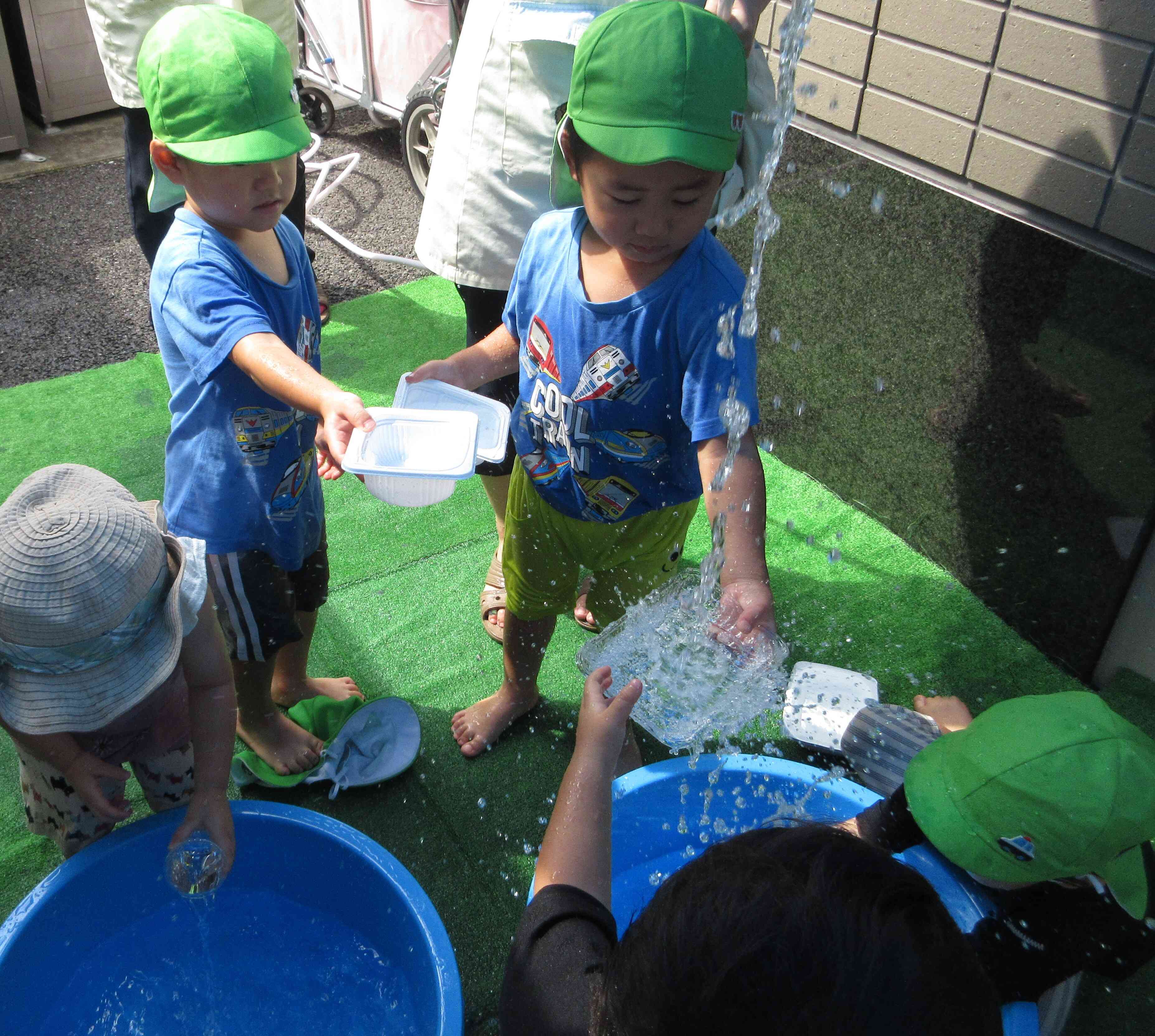 １・２歳児クラス色水遊びの様子