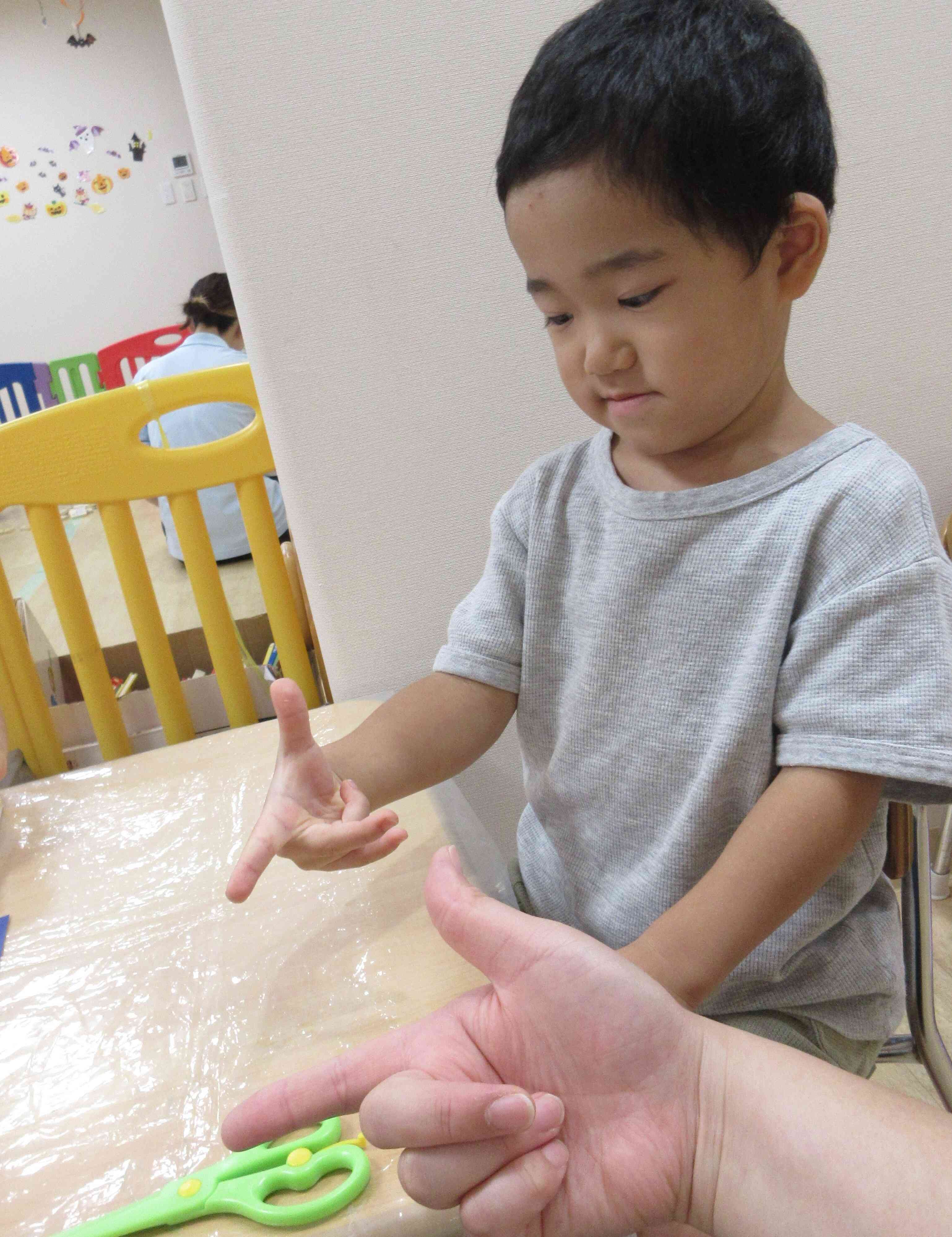 2歳児クラスはさみを使ったよ！