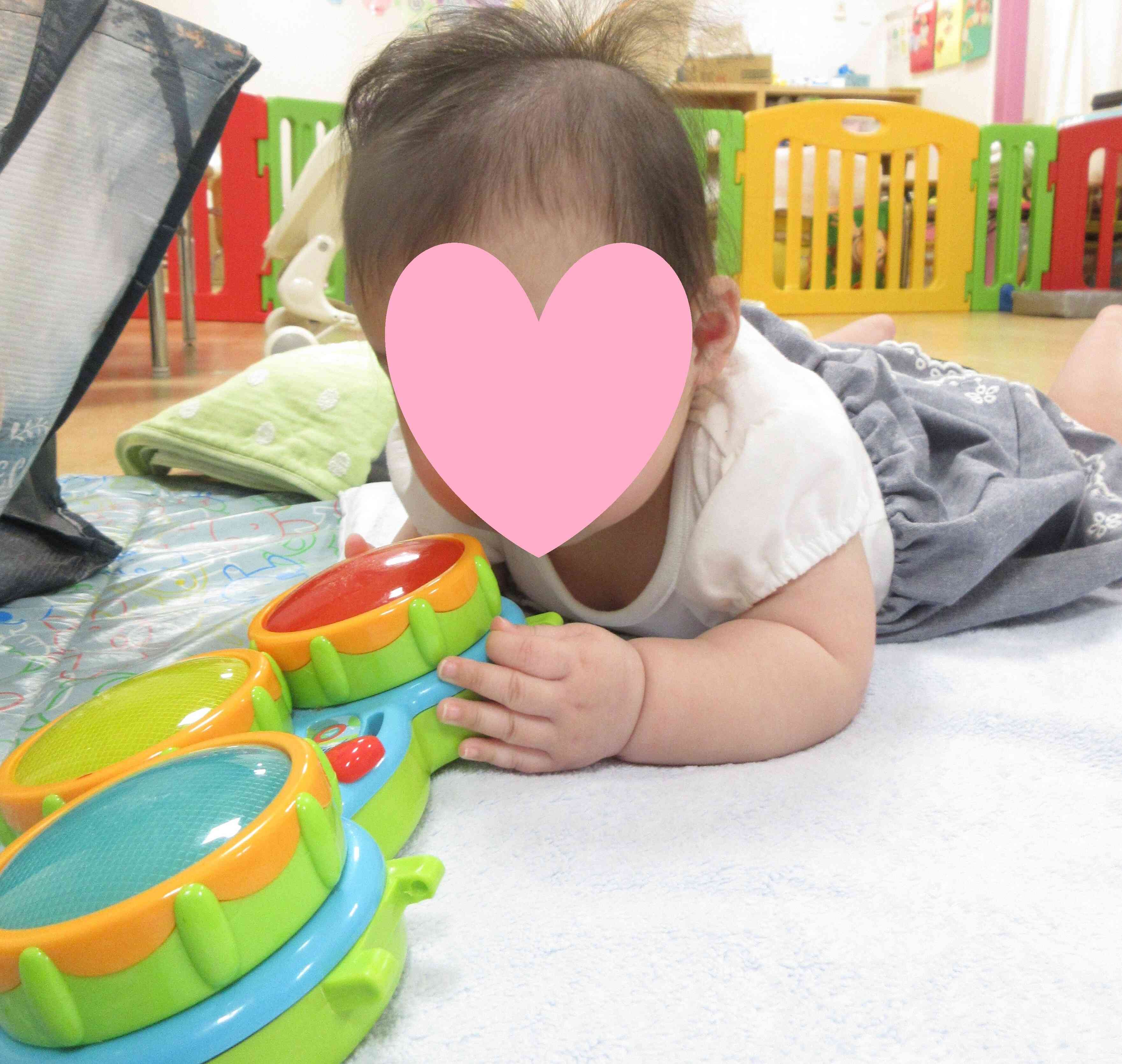 0歳児さんは音のなるおもちゃに興味深々！
