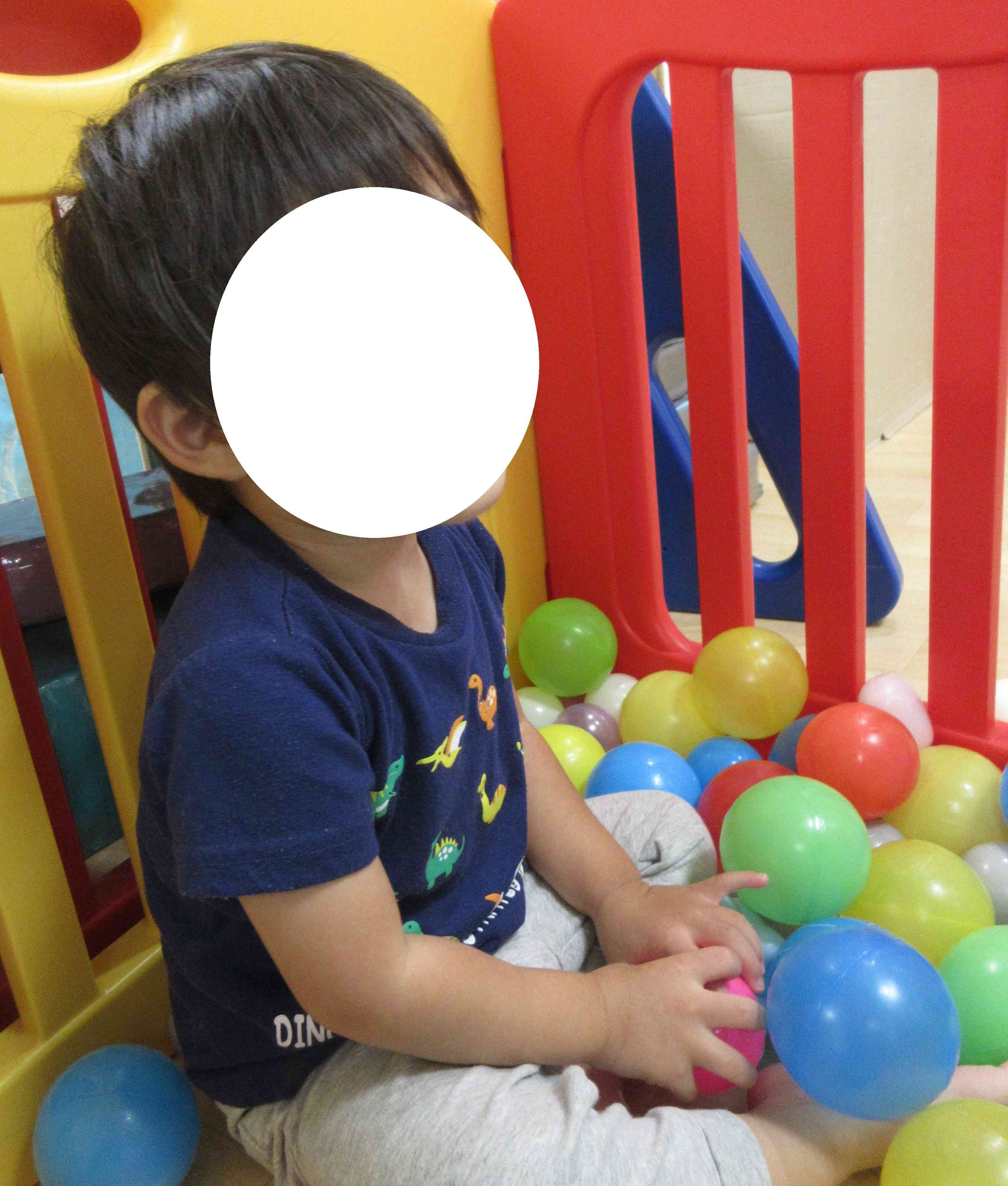 ボール遊び楽しいなぁ