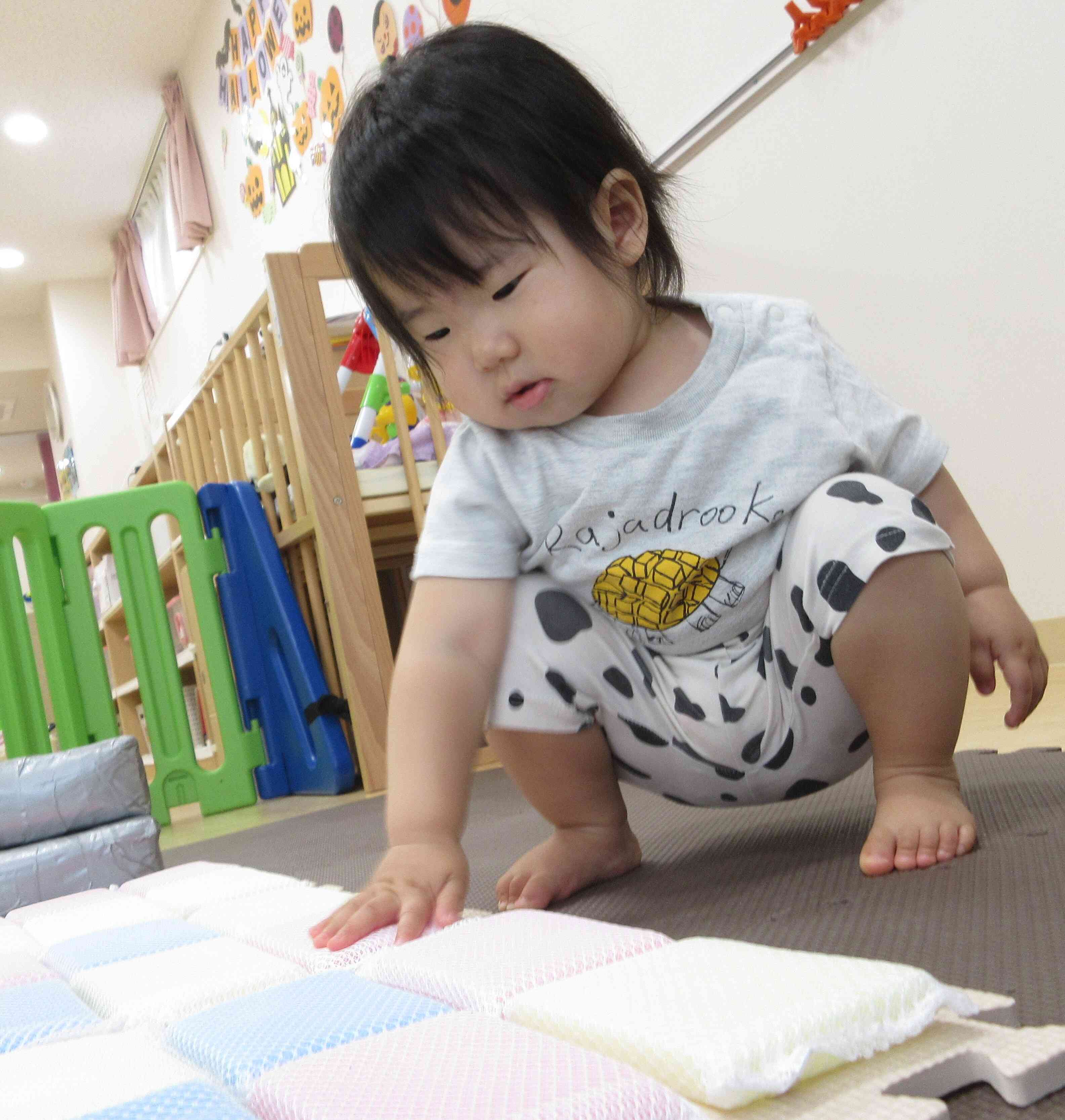 触って踏んで感触マットで遊んでみよう☆