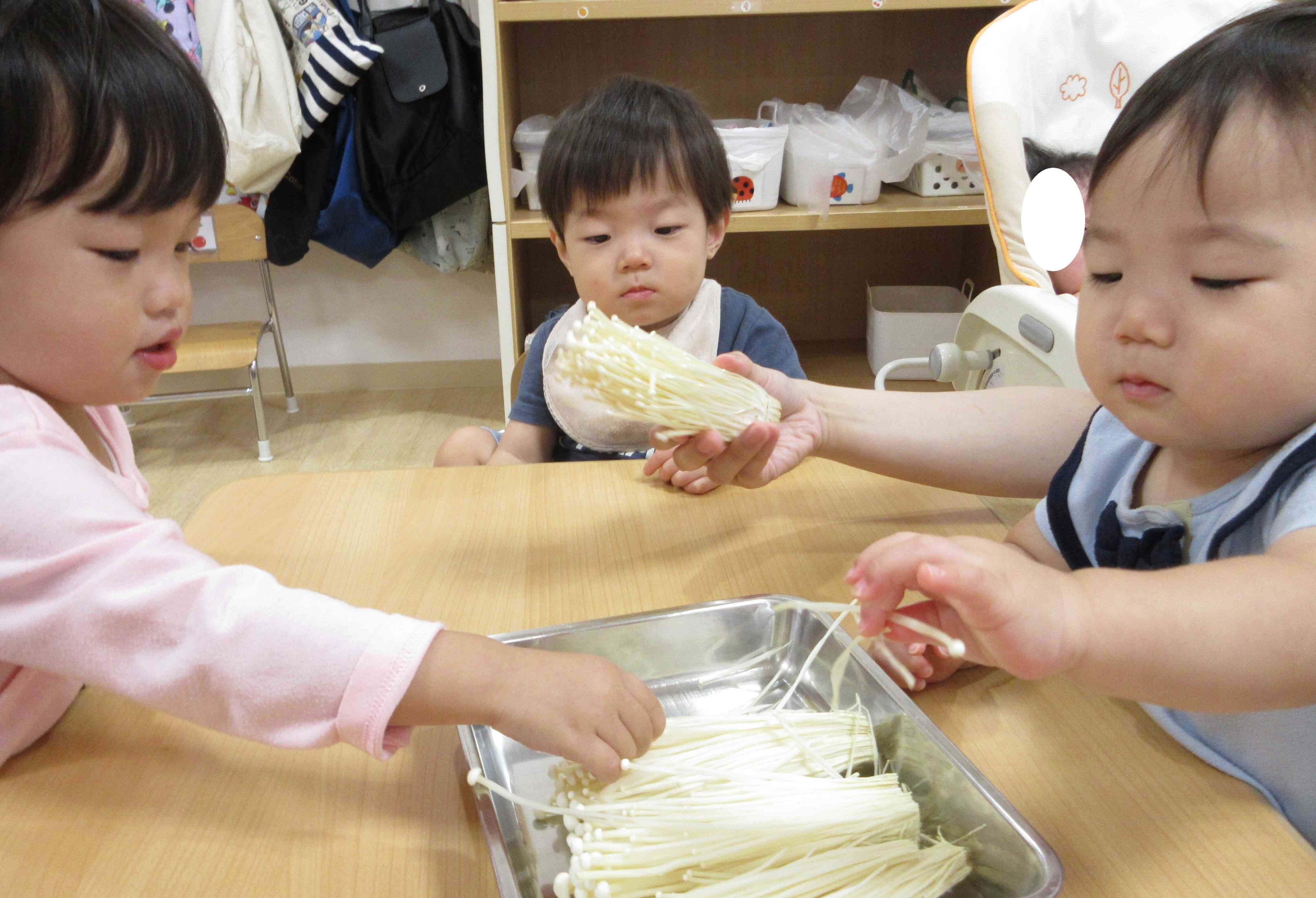 0歳児さんもさわってみたよ☆