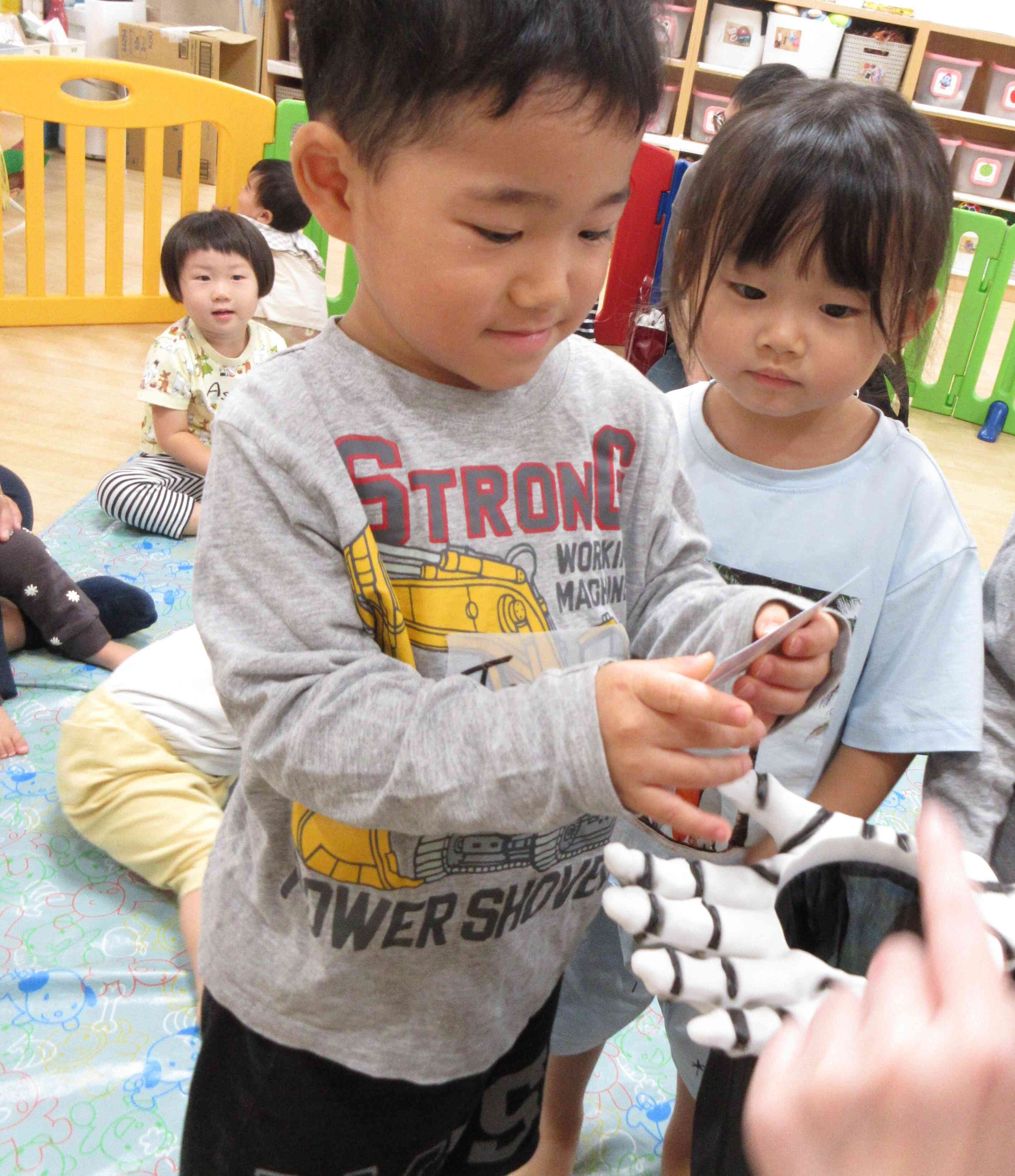 何が出てくるかな…？？？くじ引き遊び！