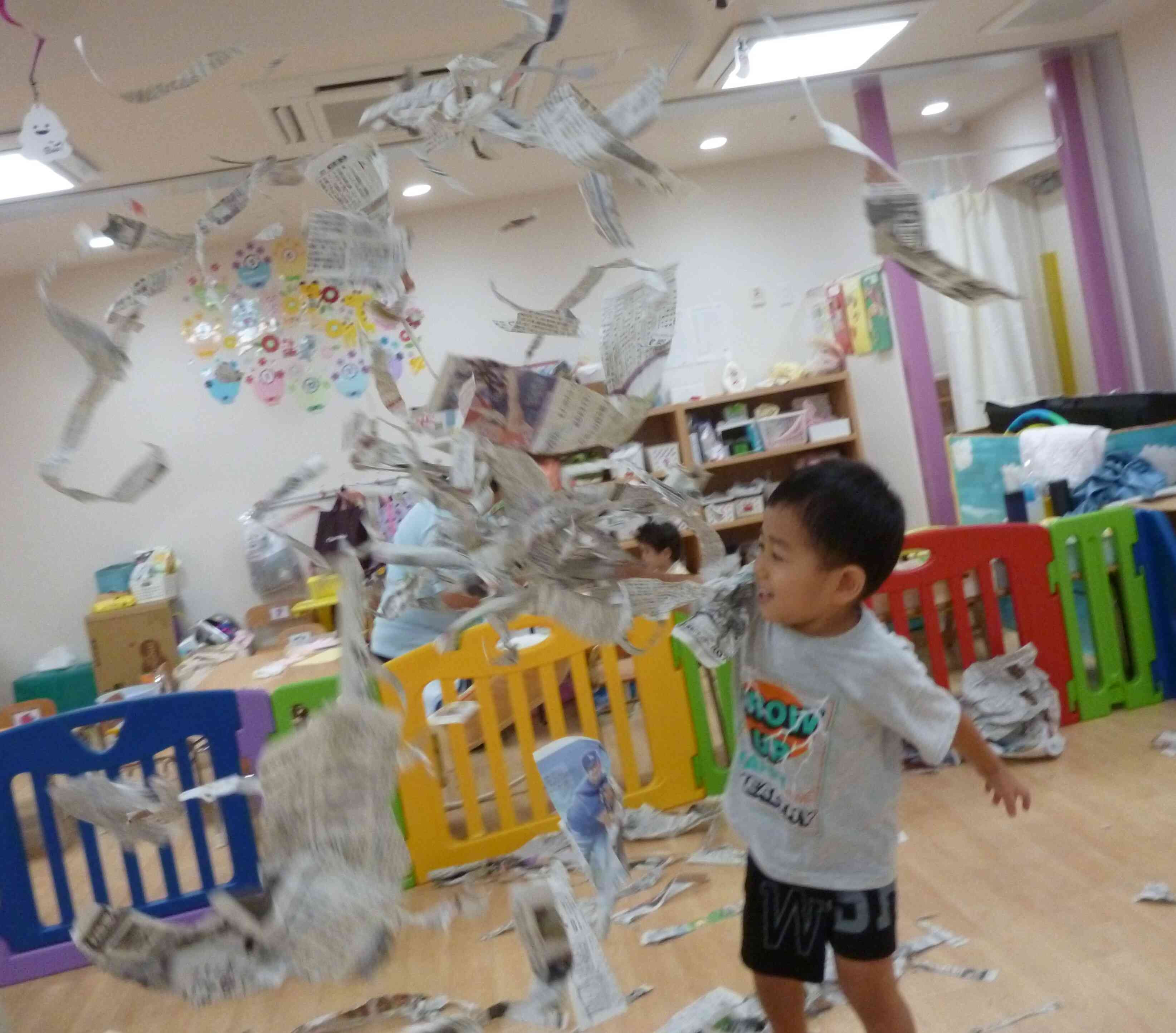 新聞紙遊びをしたよ！