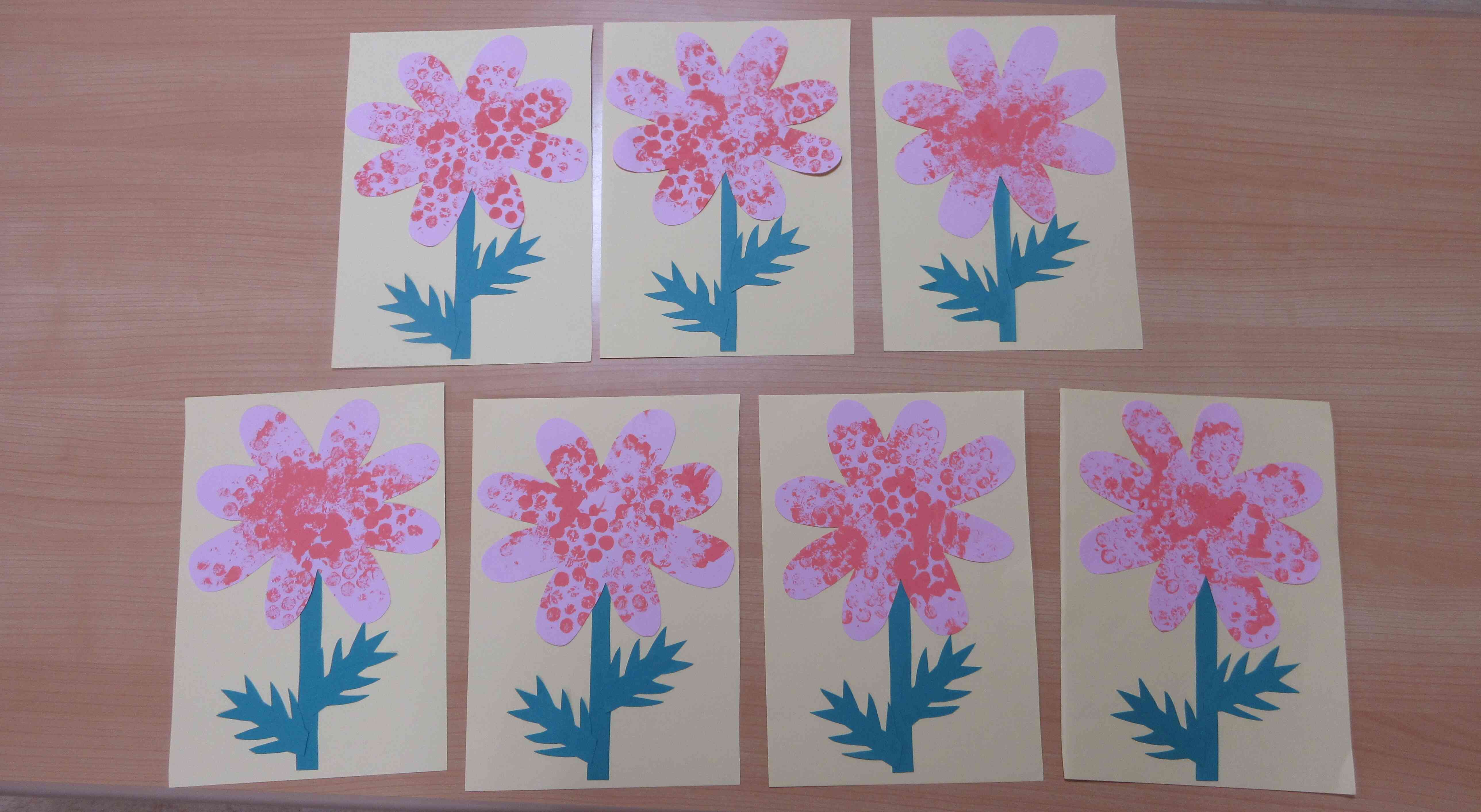 0歳児ひよこ組　コスモス製作