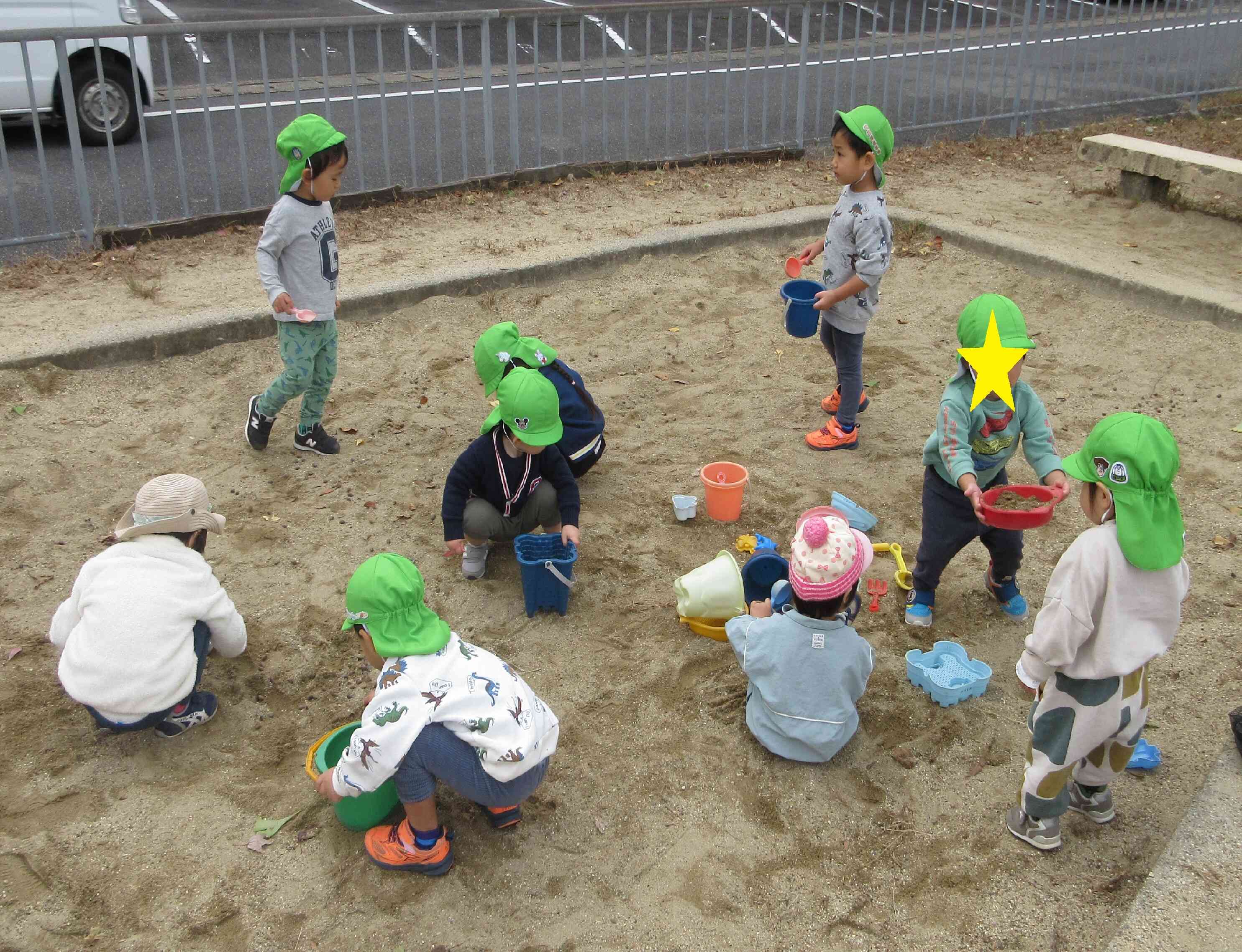 １・２歳児散歩の様子～三角公園～