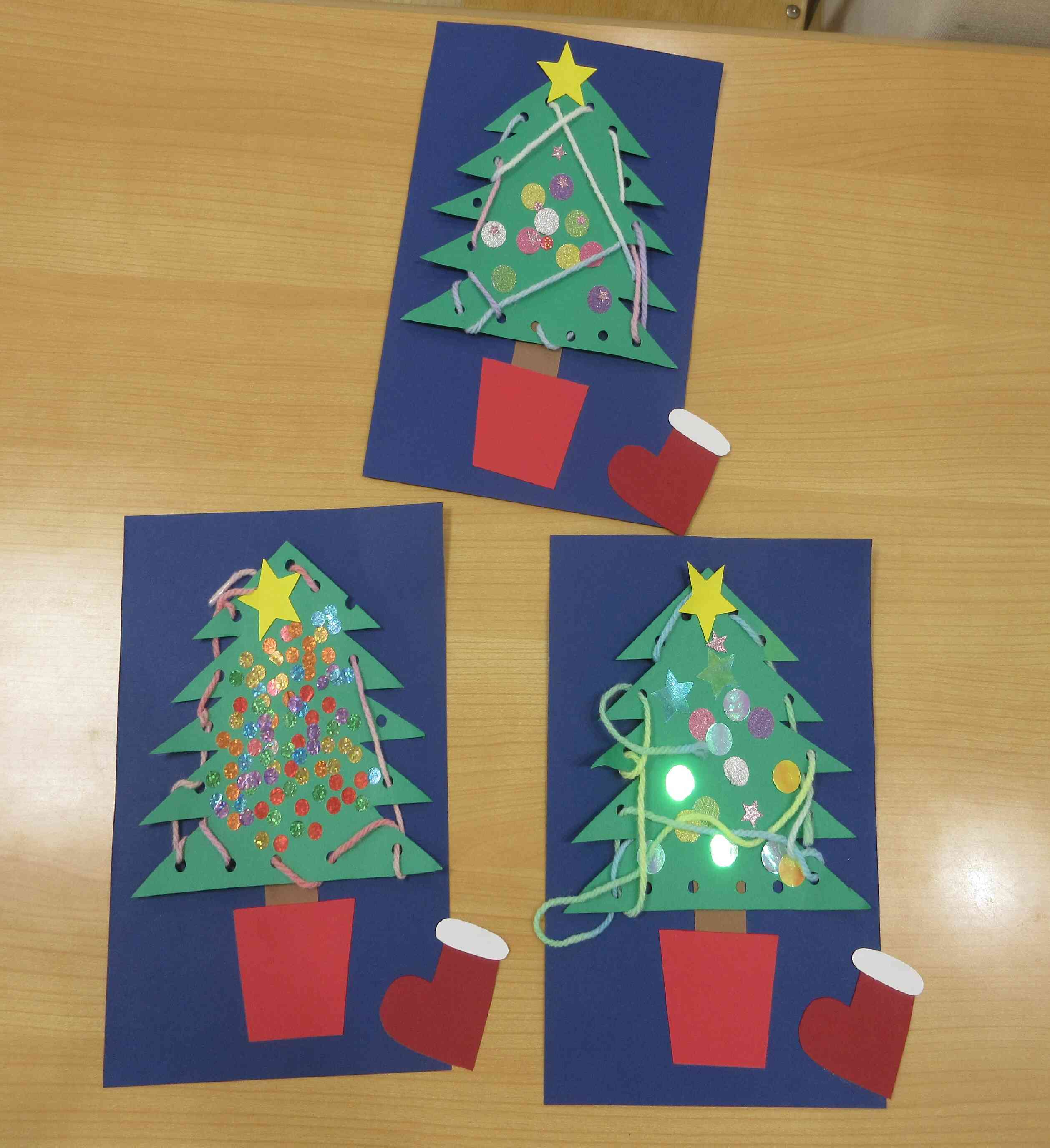 ２歳児うさぎ組　クリスマスツリー製作