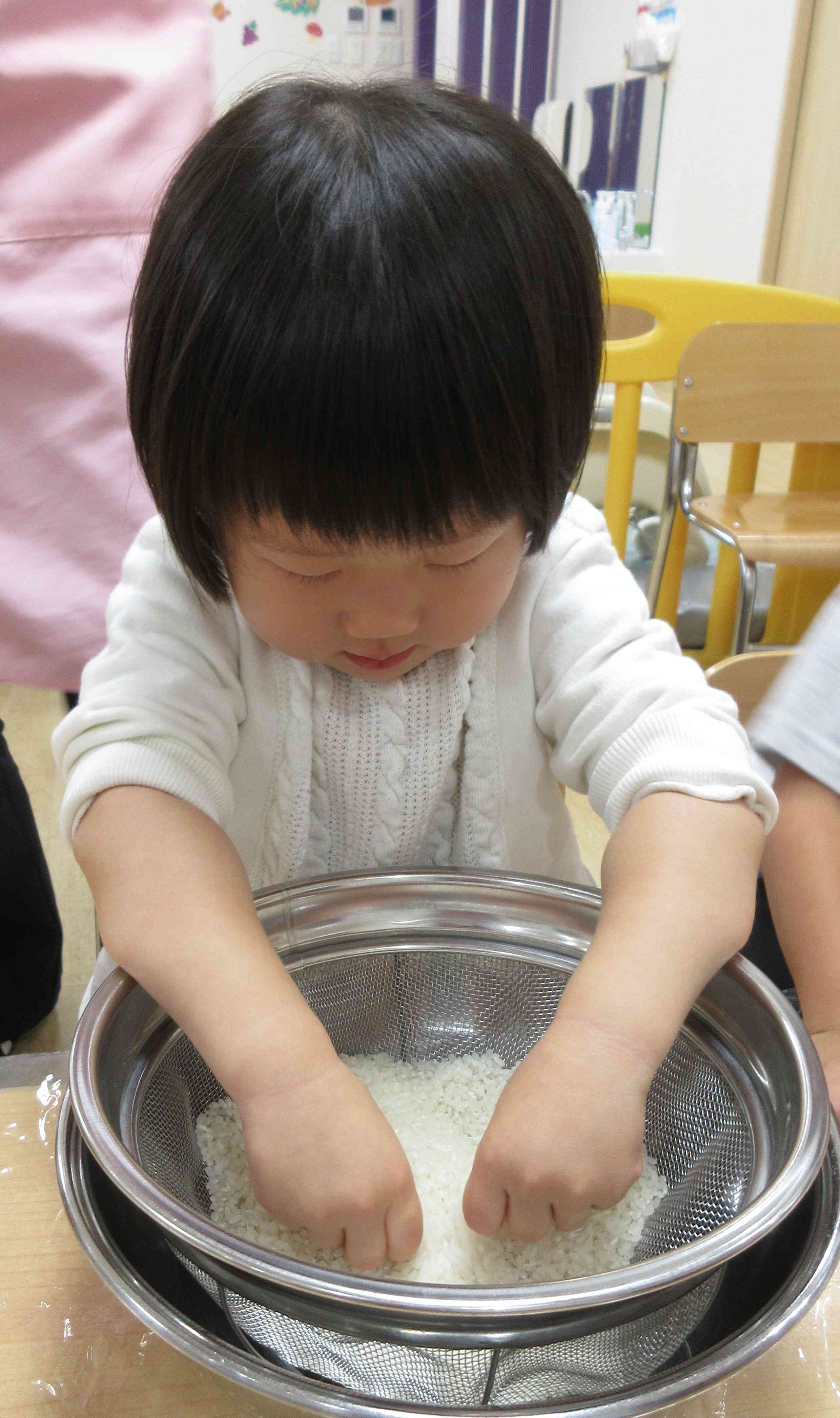 まずはお米を触ってみよう！