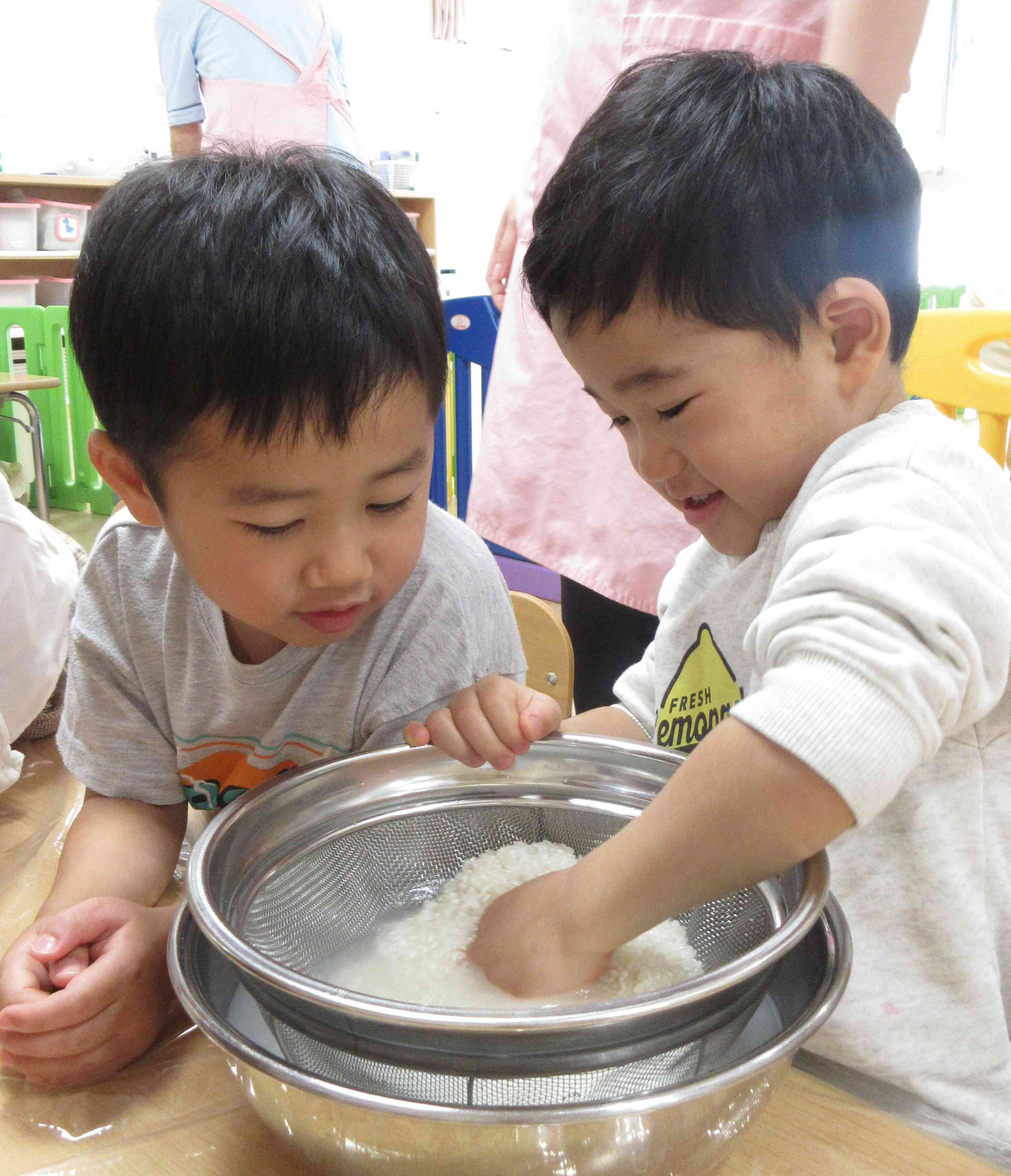 次はお米に水を入れて研いてみよう！