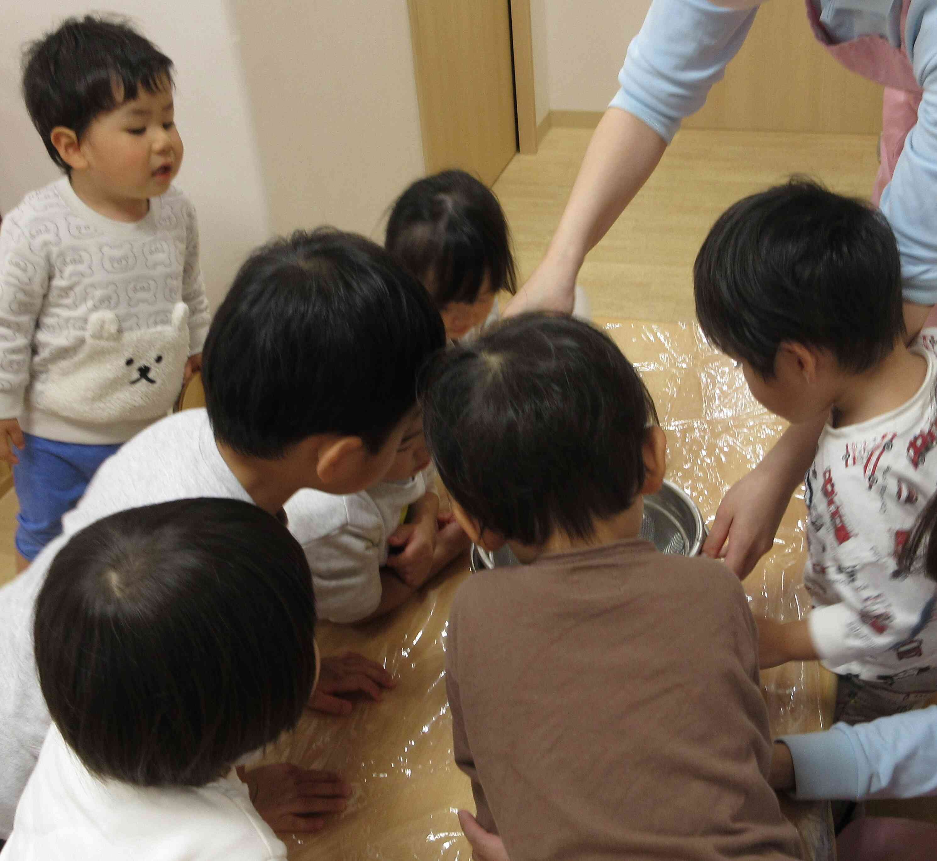 みんなの前でお水を入れる瞬間を見てもらいました☆