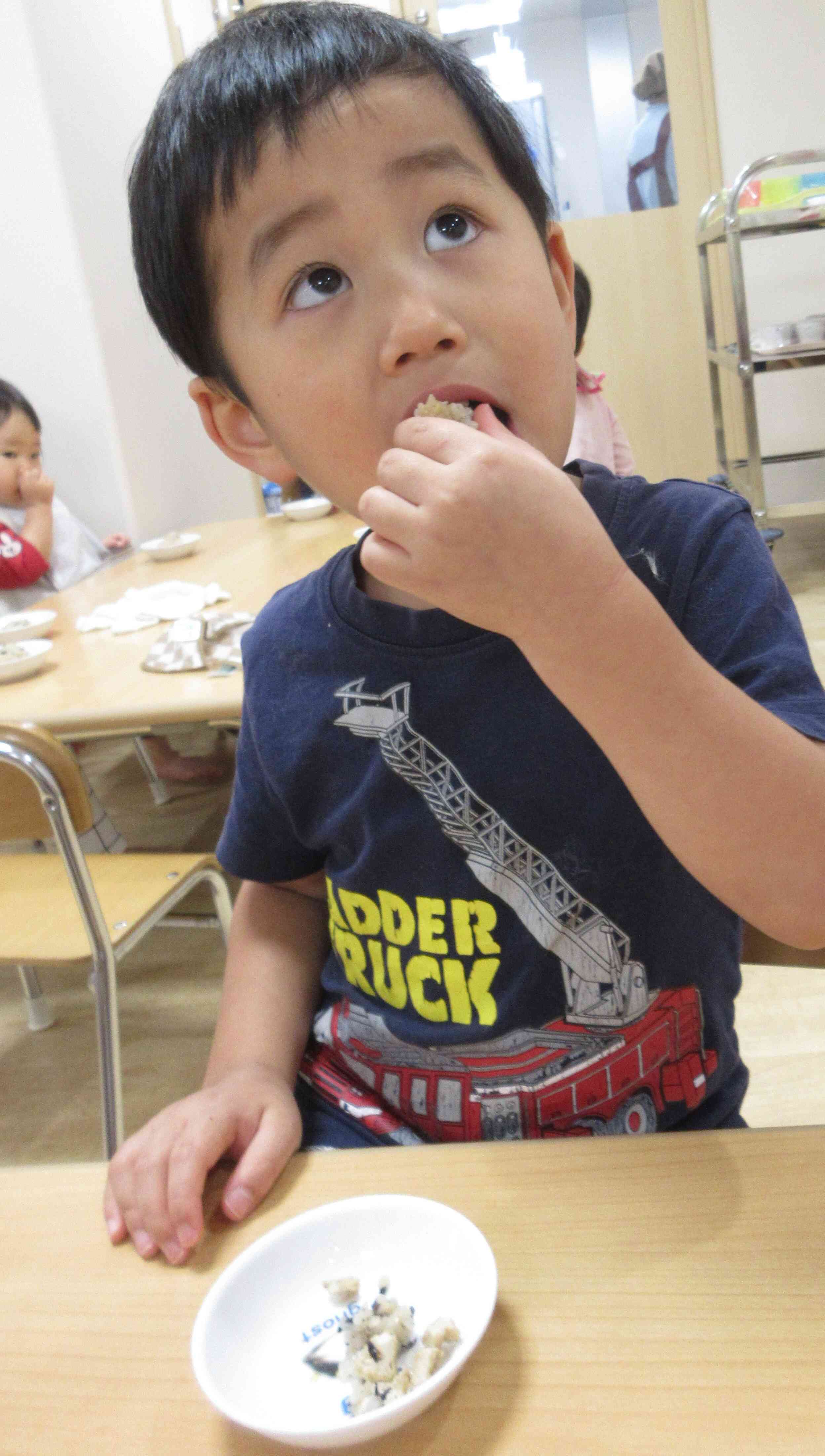 実はおやつにもおにぎり食べたよ！