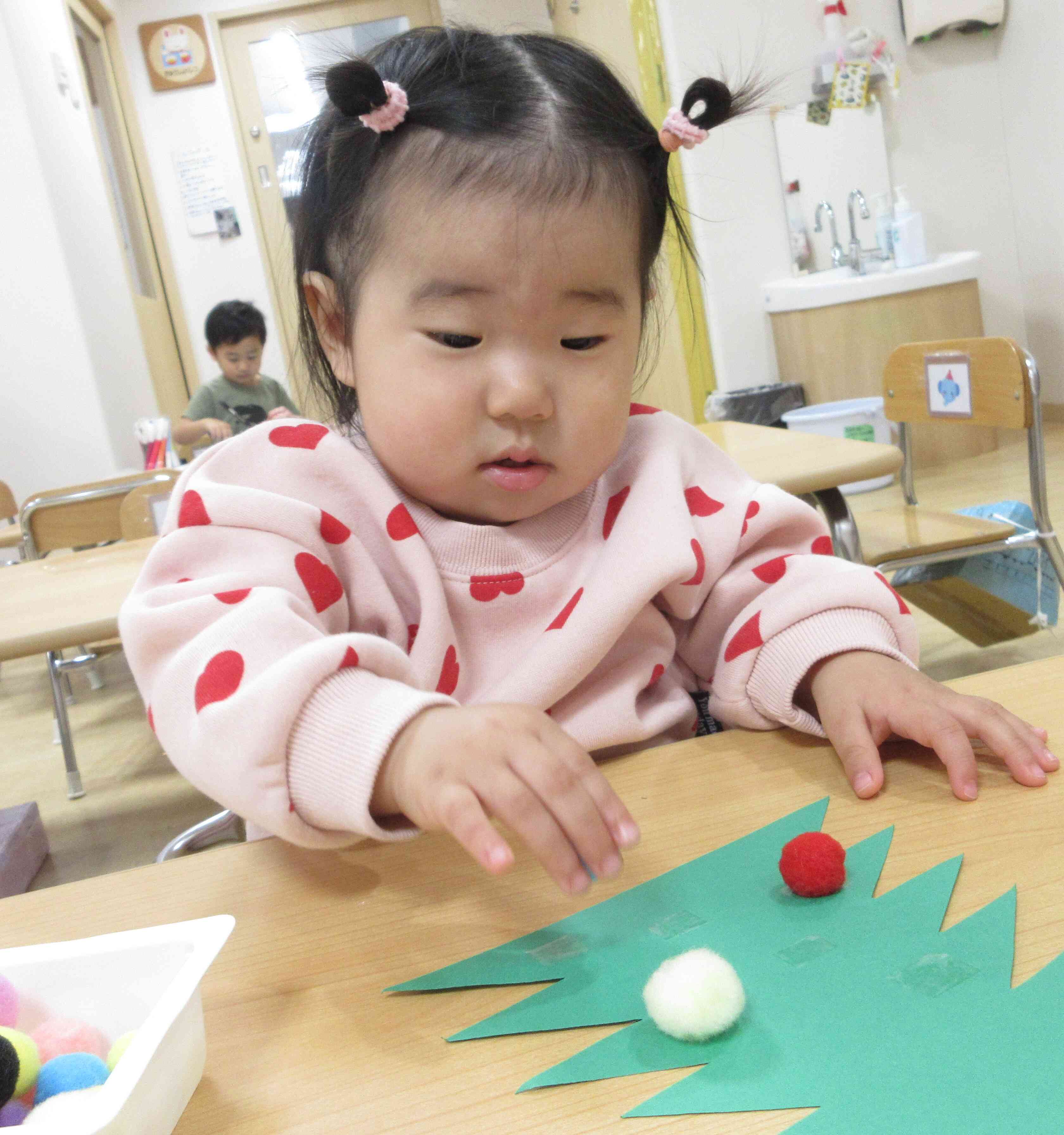 0歳児ひよこ組　クリスマスツリー製作