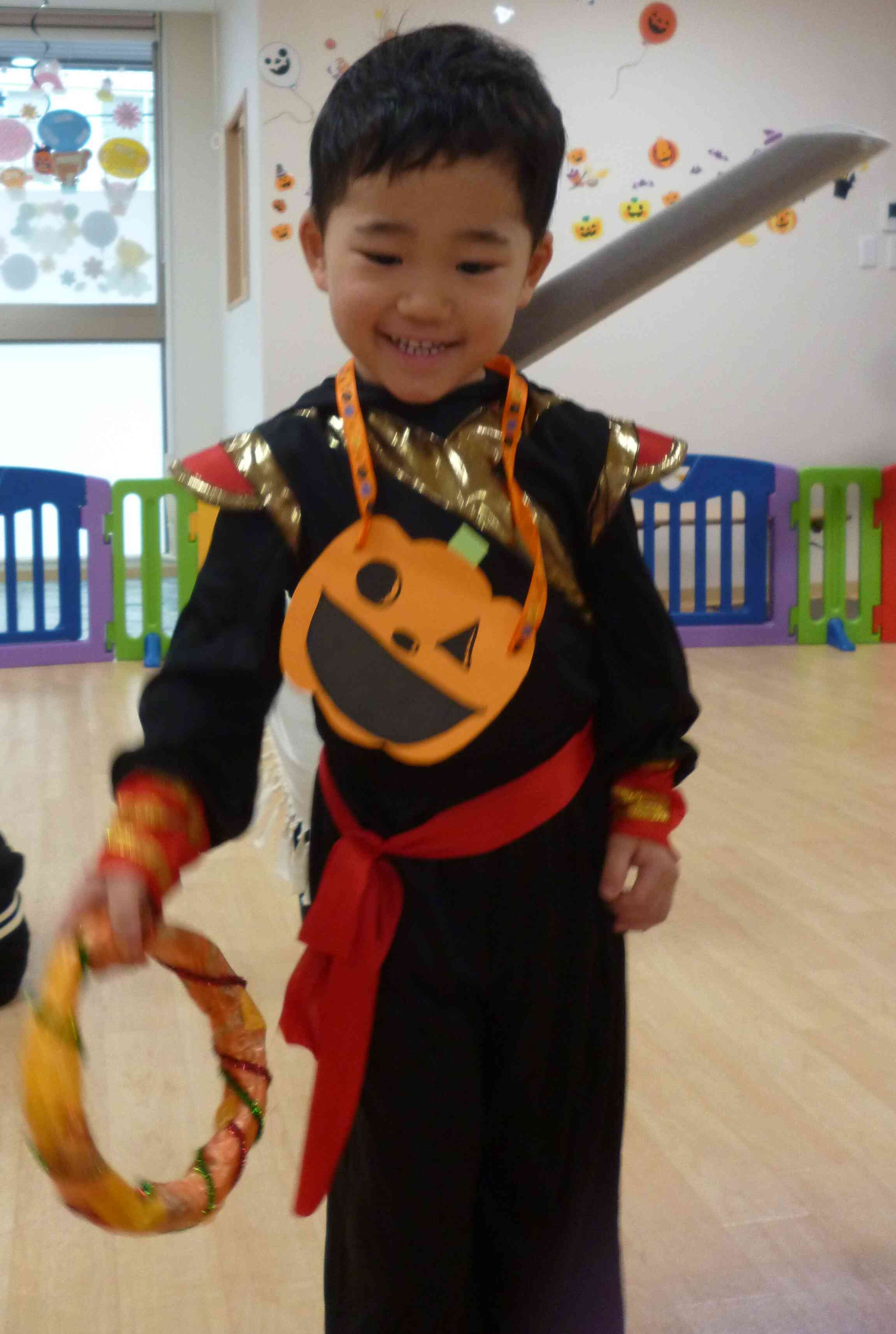 こっちは忍者!大きな刀も背負い、とってもかっこいいですね!