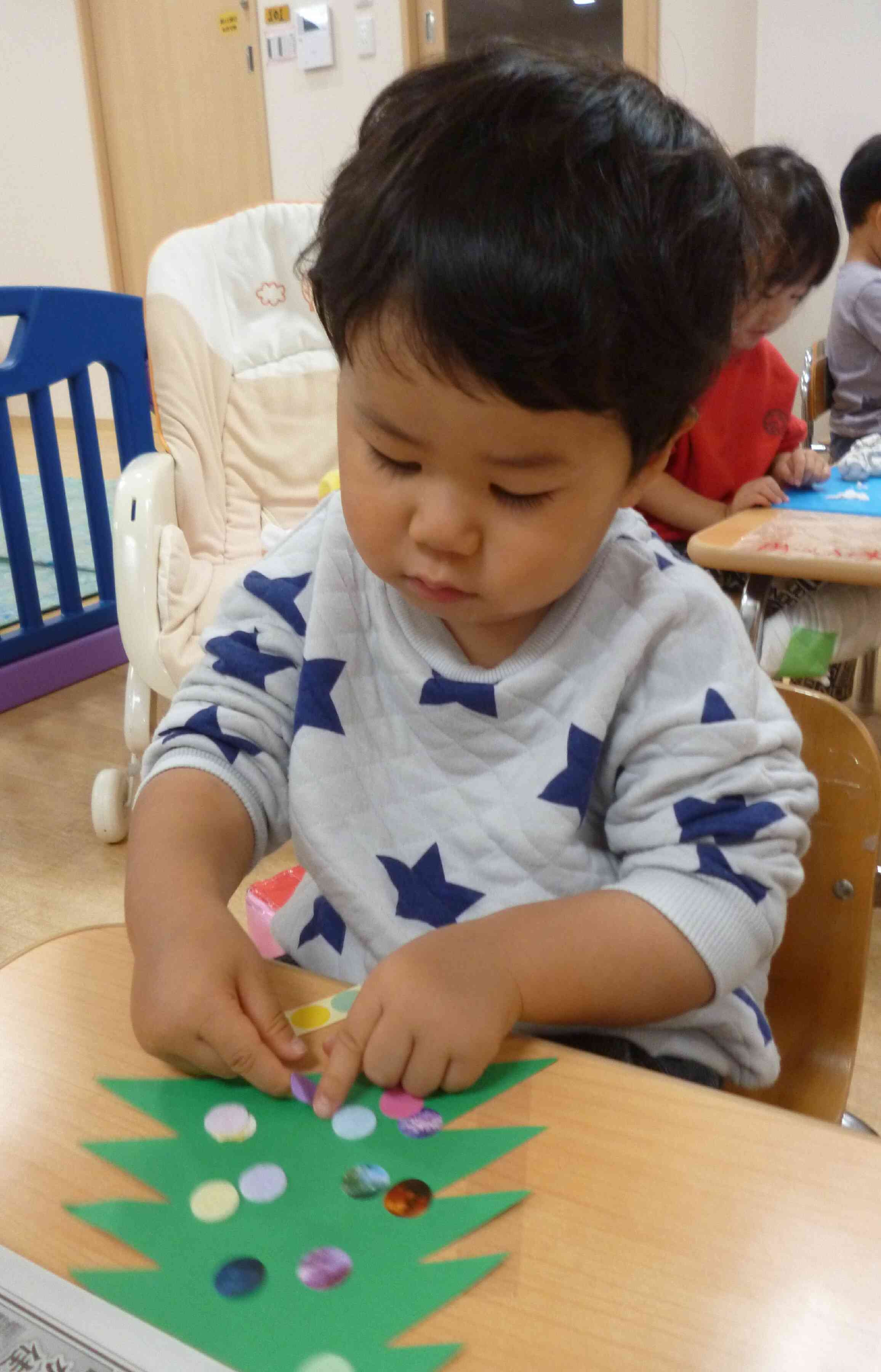 １歳児あひる組　クリスマスツリー製作