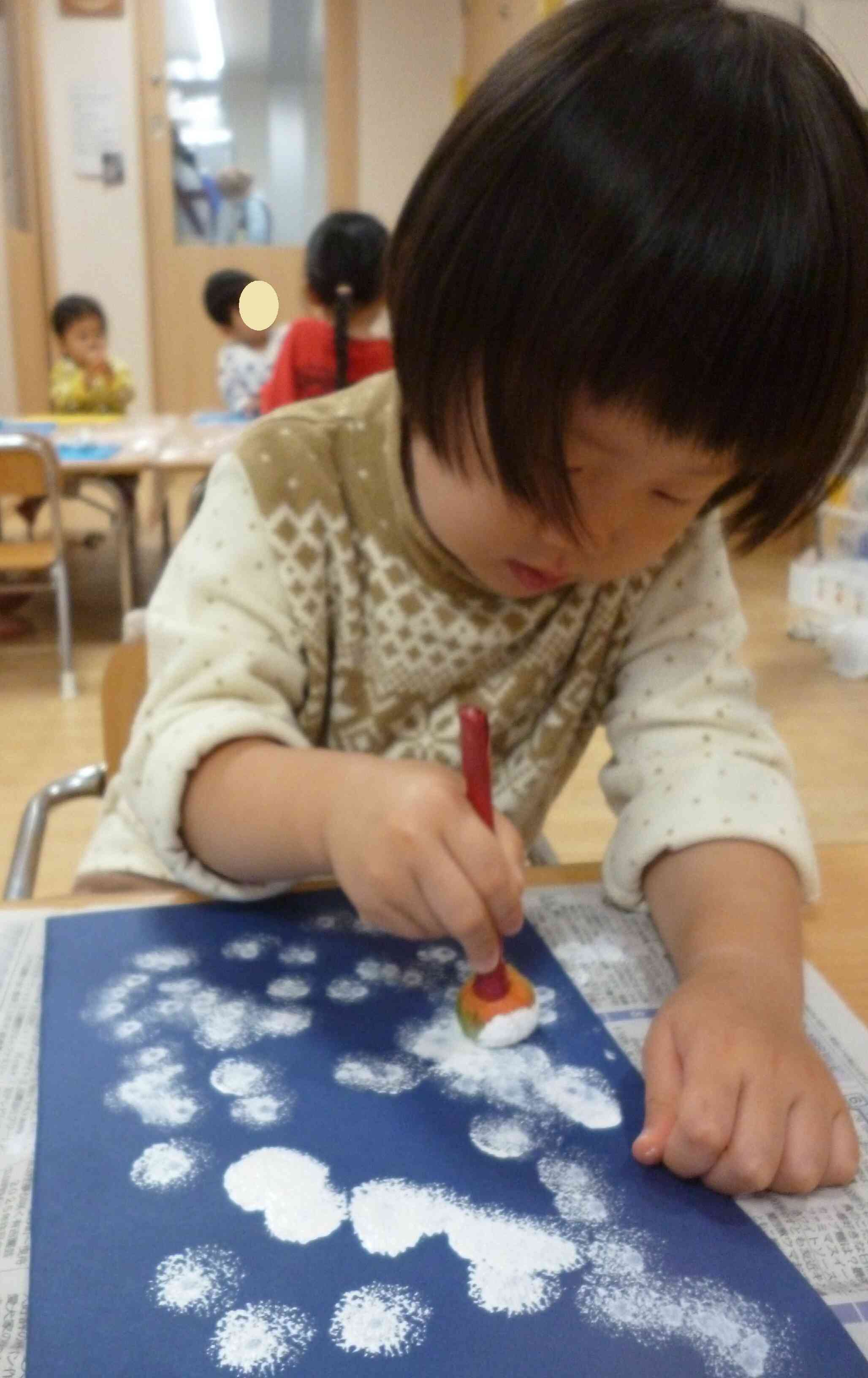 真剣にスタンプを押すお友達…★