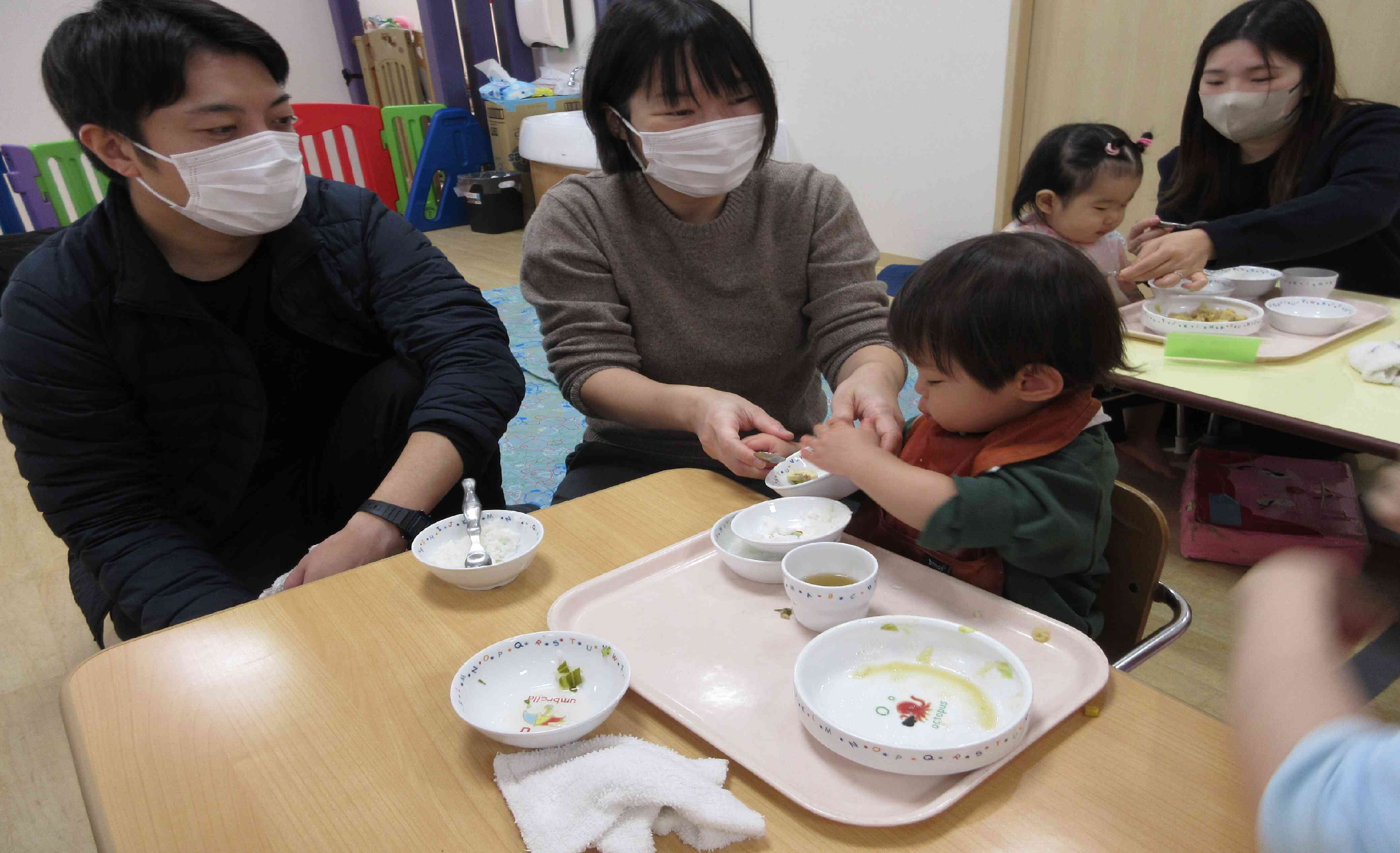 公園でいっぱい遊んだ後は、大好きなお昼ご飯だ〜！