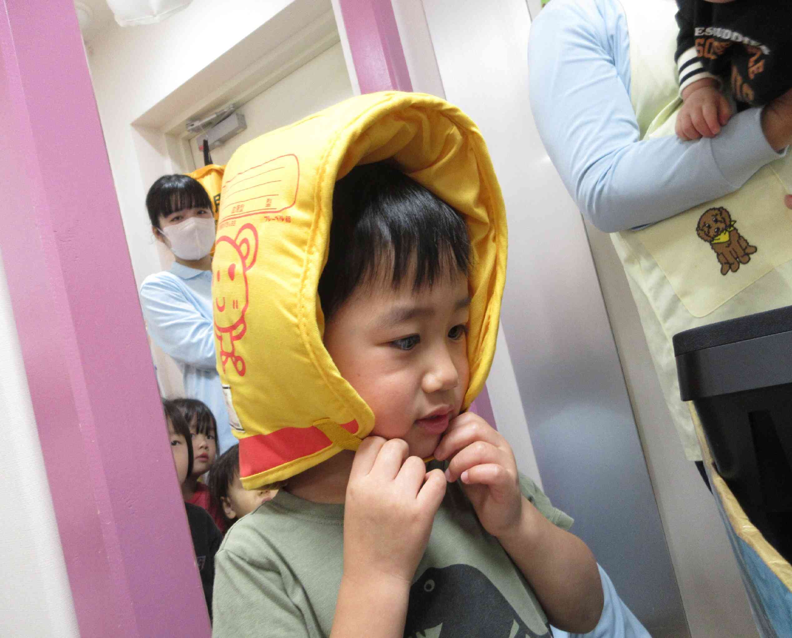 防災頭巾、しっかりかぶれるかな～？