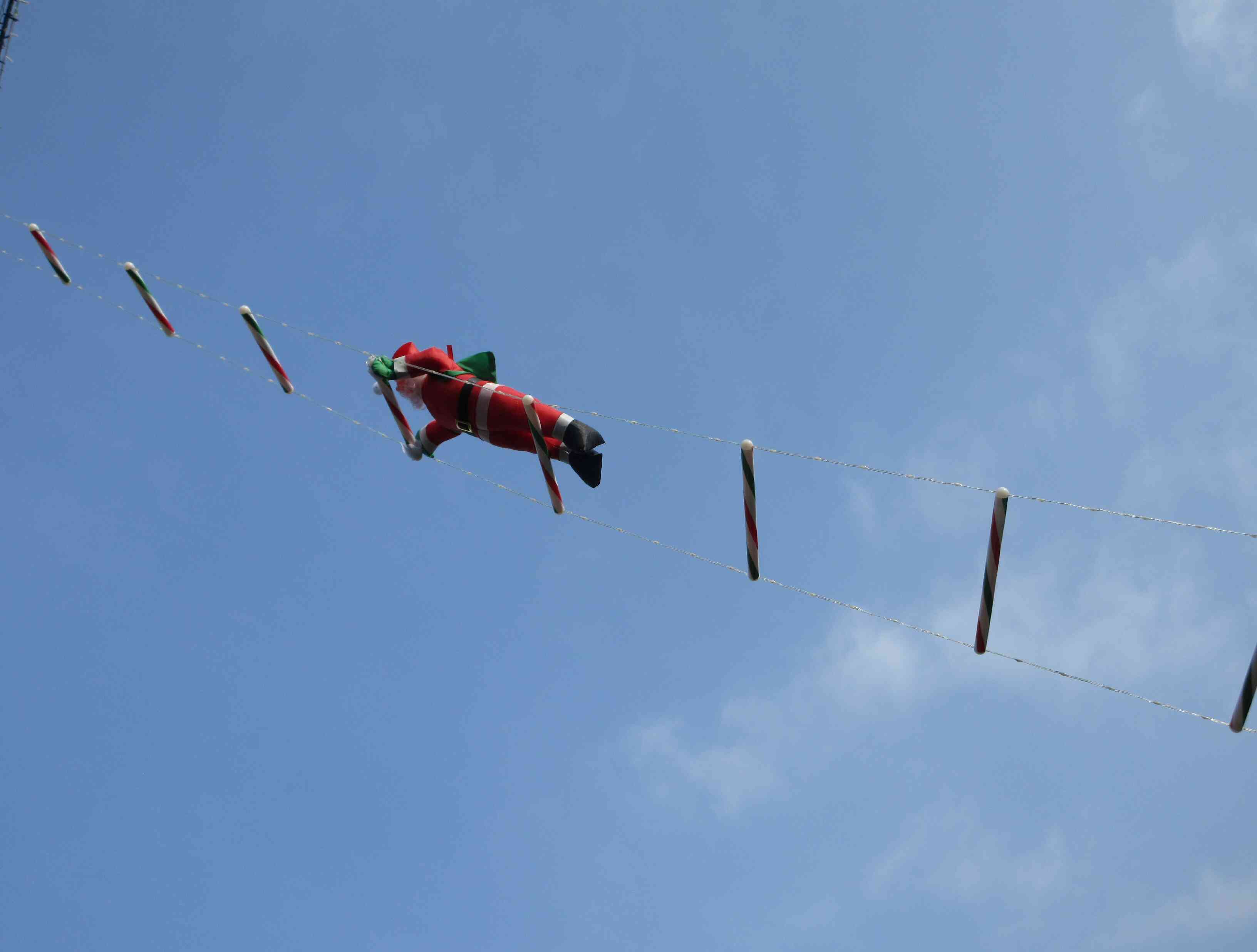 駅近くの飾りにサンタさん発見！子どもたち大喜び♪