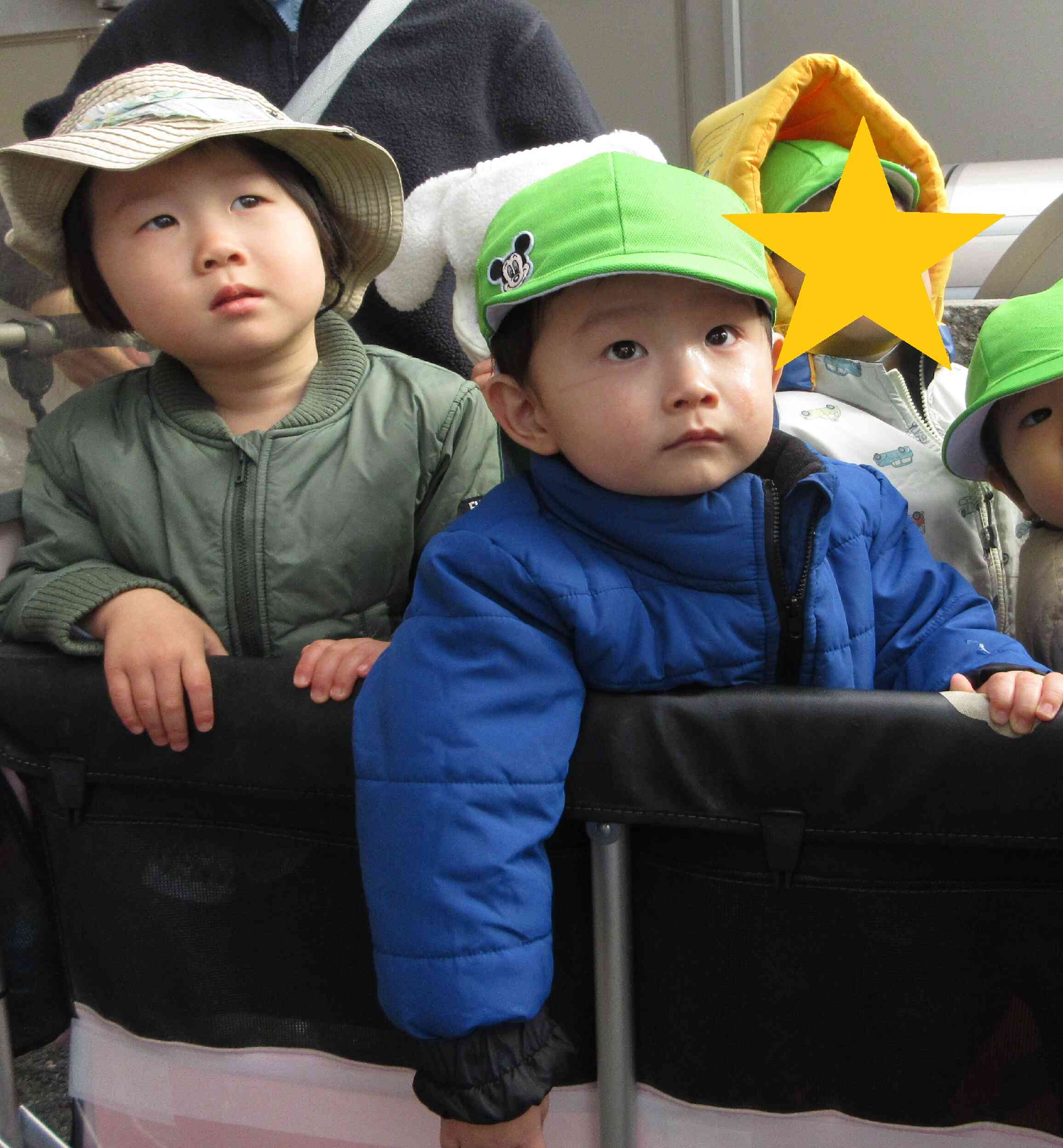 お話しを真剣な表情で聞く１歳児さん。