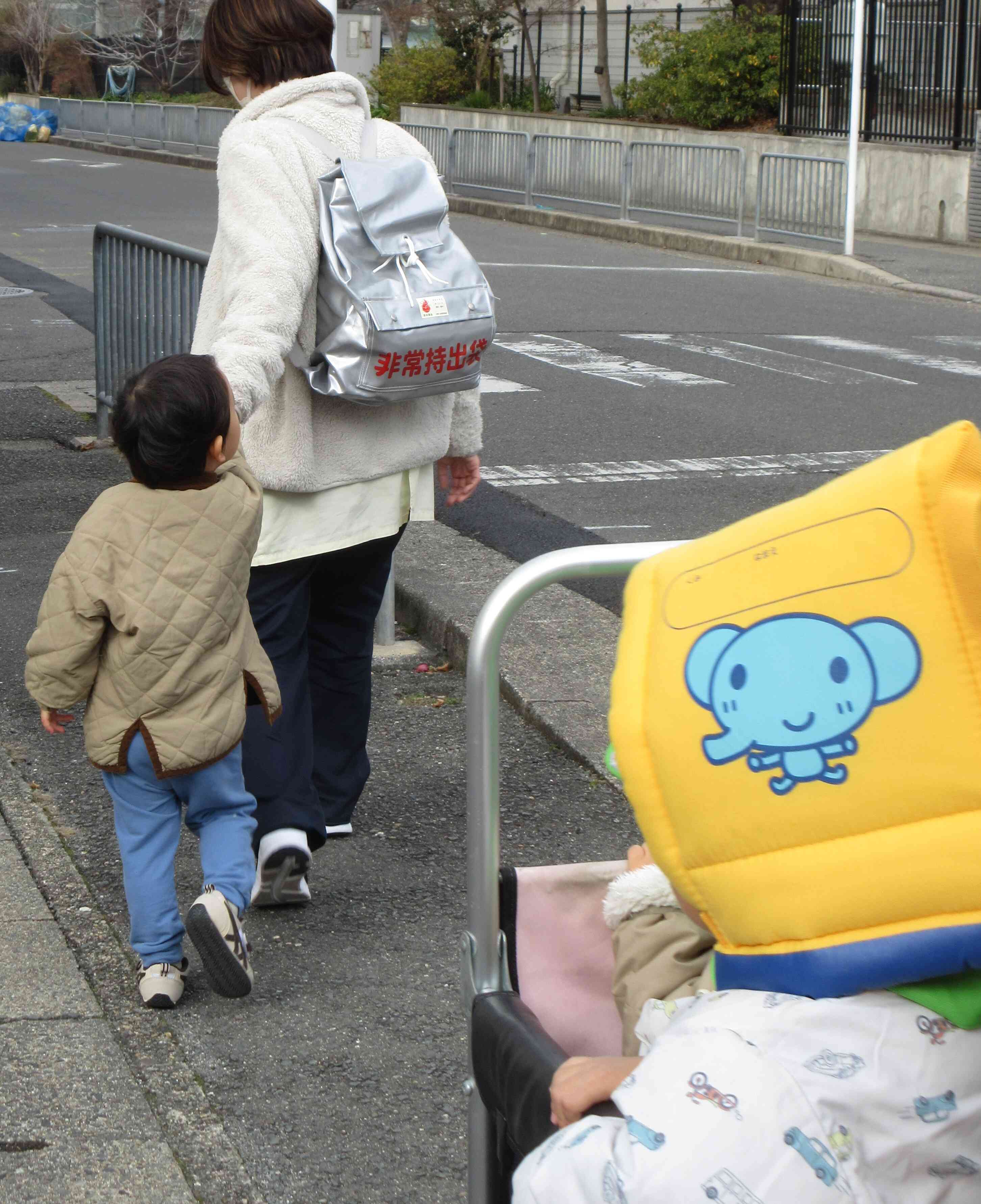 避難先の中学校へ