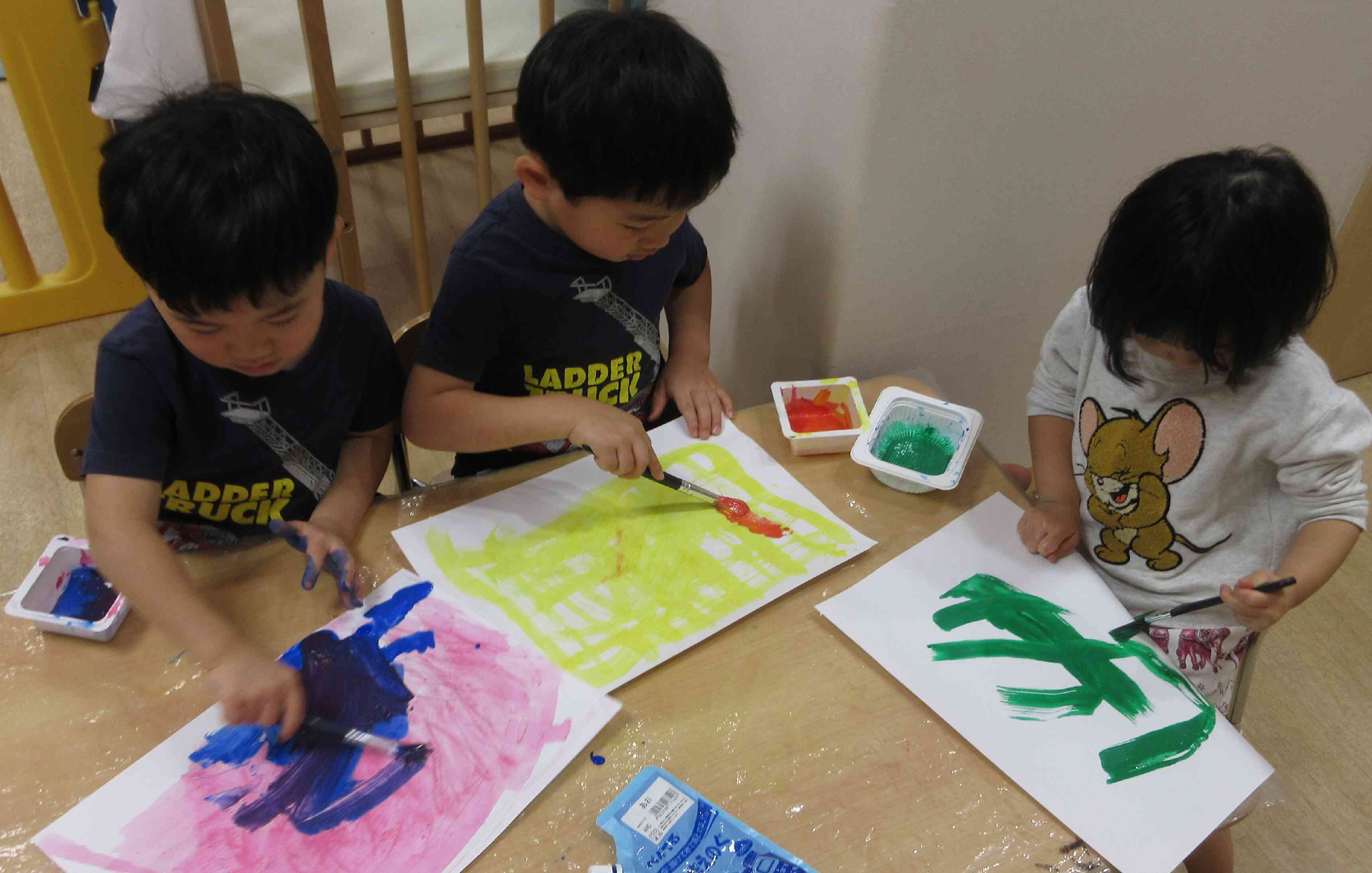 みんなでワイワイお話ししながら仲良しな子どもたち♡