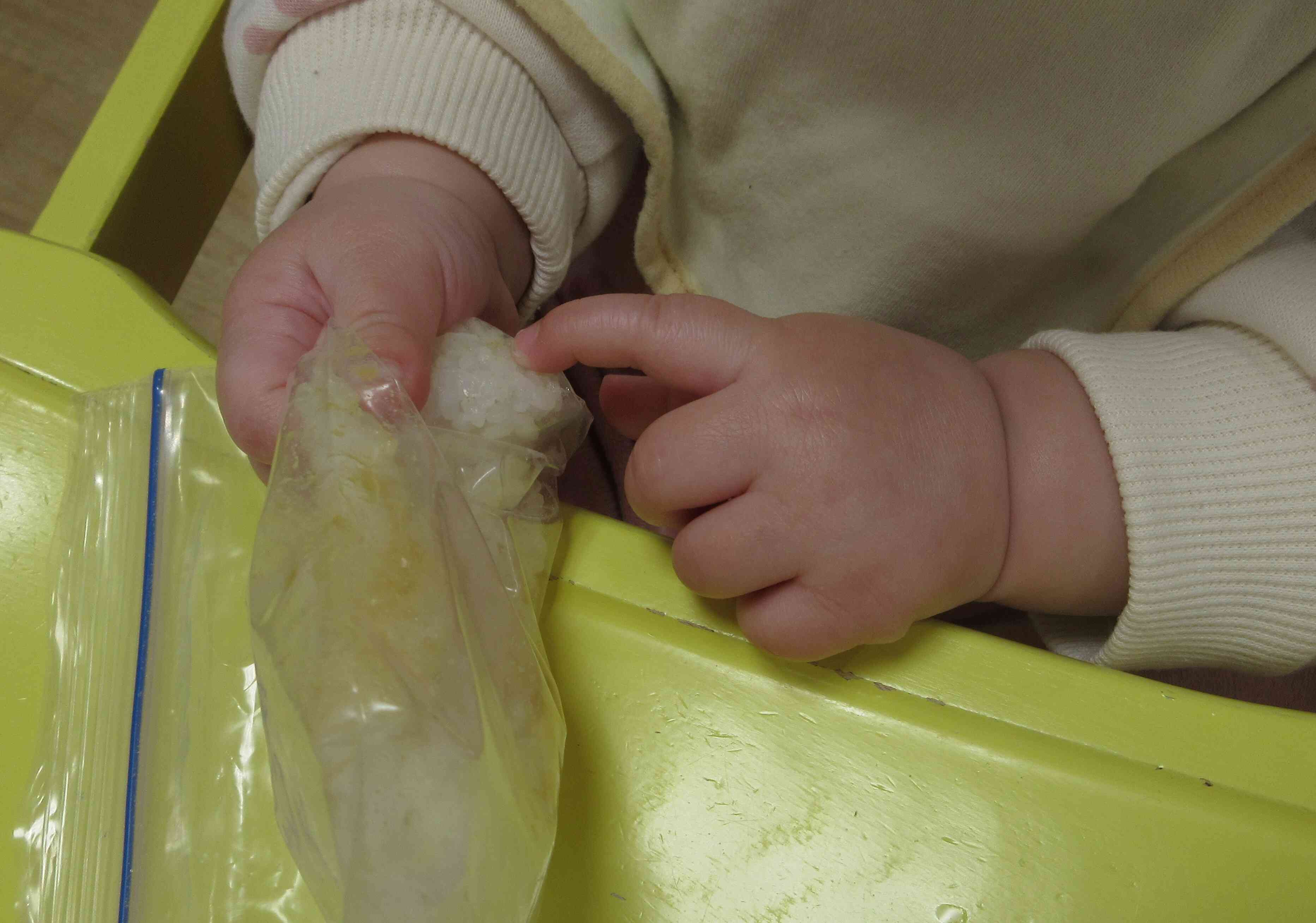 小さなお友だちは、ジップロックの上から感触を楽しみました！！