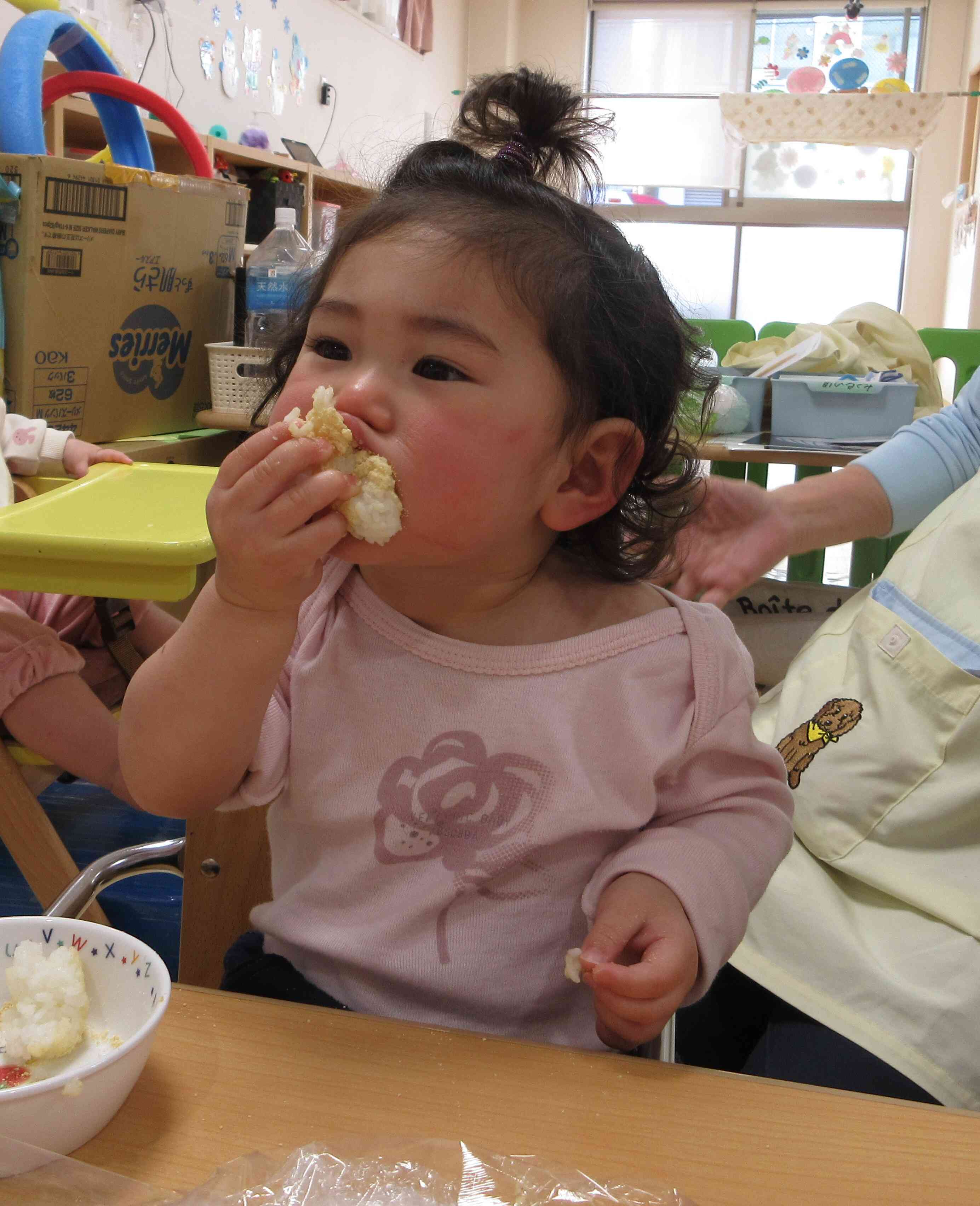 夢中でほおばっています☆よく嚙んでね！