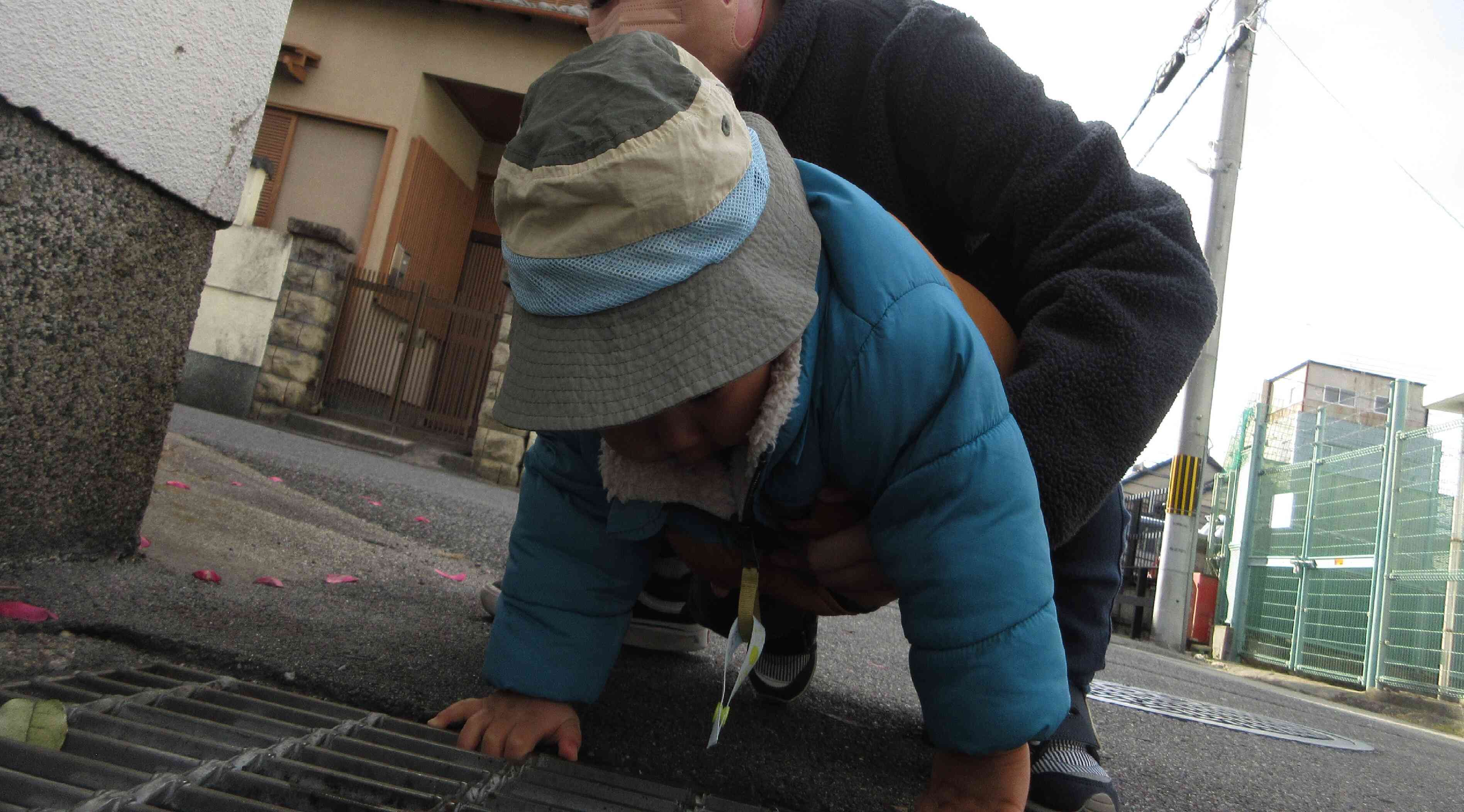 どんな場所でも、子どもたちにとっては探検です！